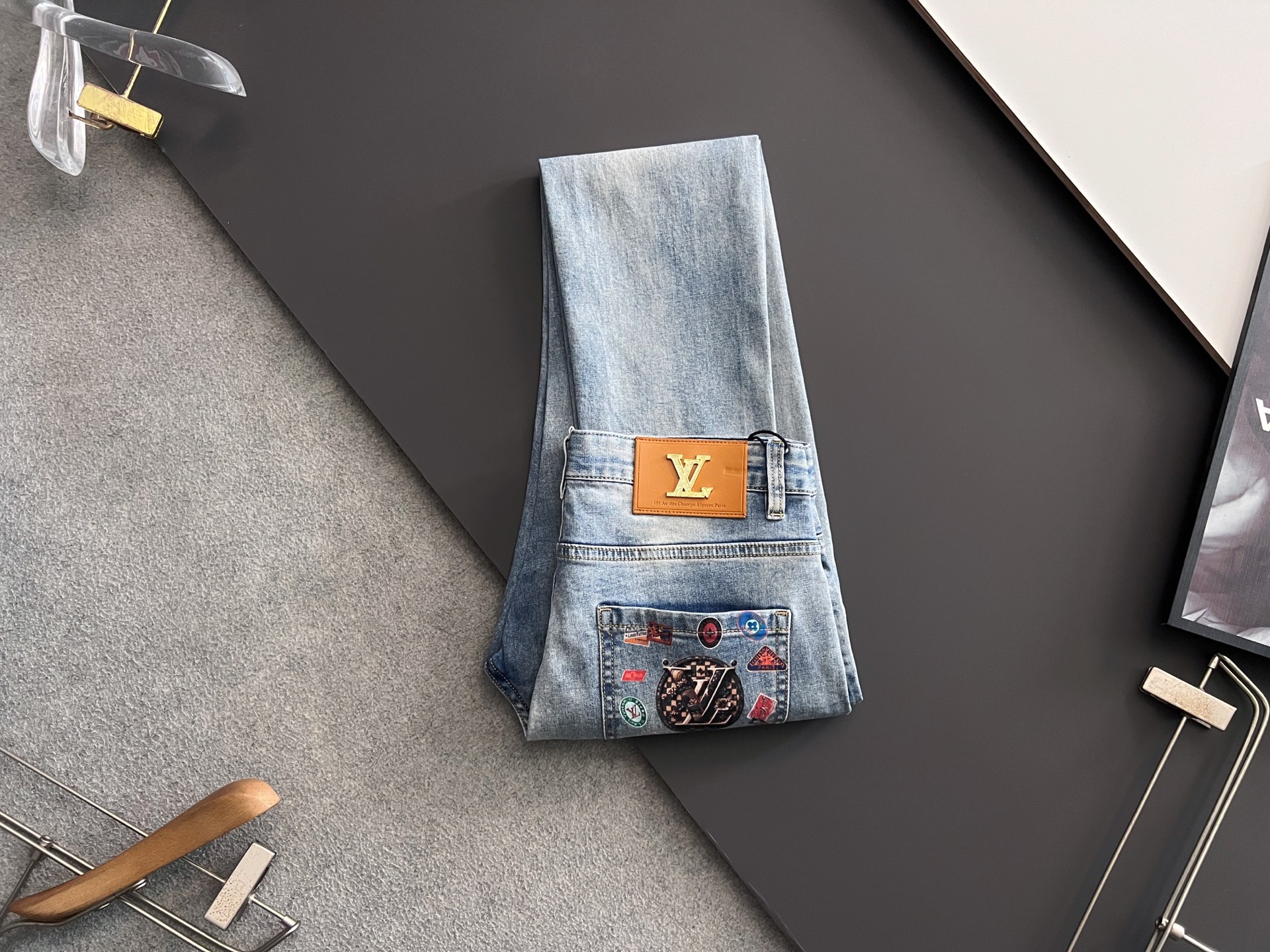 NO:134139,) 1V*2025Ss summer thin material soft cow, heavy industry water-washed casual jeans, imported original washing elastic fabric, comfortable and elastic, unique design, super positive style, comfortable and breathable, extremely high grade, counter quality, handsome upper body, 29-38 (35.37), ,jeans,alexander wang19860909）1V*2025Ss夏季薄料软牛、重工水洗休闲牛仔裤,进口原版水洗弹力面料,舒适有弹性,独特设计,版型超正,舒适透气,档次极高,专柜品质,上身帅气十足,码数29-38（35.37）,,jeans,alexander wang,Men's clothing