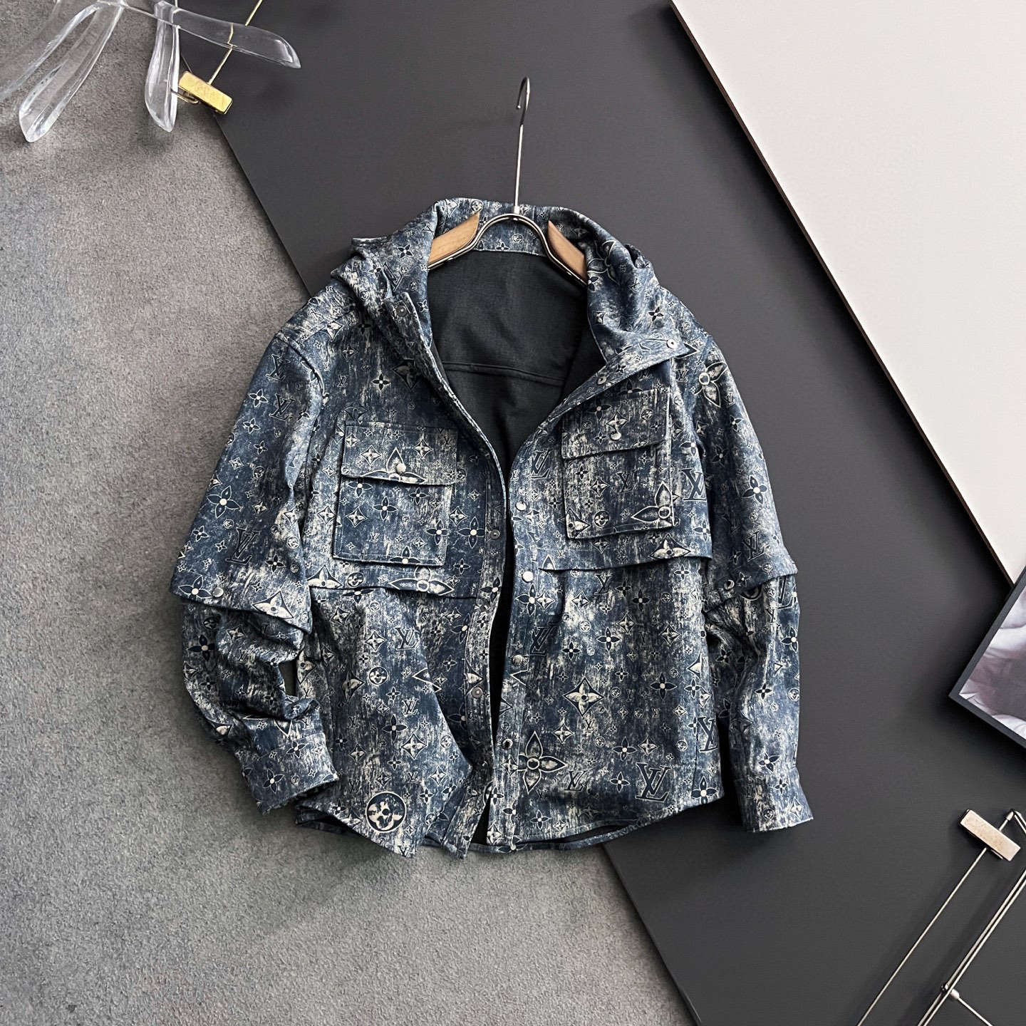 NO:140420,1V* official website same style, complete three standards, released in advance. 2025ss spring new men's jacket, original three standards, high-end version, customized counter fabric, breathable and comfortable, impeccable details, brand element design concept, reflecting high quality. The feel is delicate and soft, presents casual cut, and the upper body style is superb. Number of 48-56,, jackets & coats, jackets & coats, alexander wang198609091V*官网同款,三标齐全,提前发售 2025ss春季新款男士夹克外套,原单三标齐全高端版本 专柜定制面料 透气舒适度高,细节无可挑剔,品牌元素设计理念,体现高品质.手感细腻柔软 呈现休闲裁剪,上身版型超赞 码数48-56,,jackets & coats,jackets & coats,alexander wang,Men's clothing