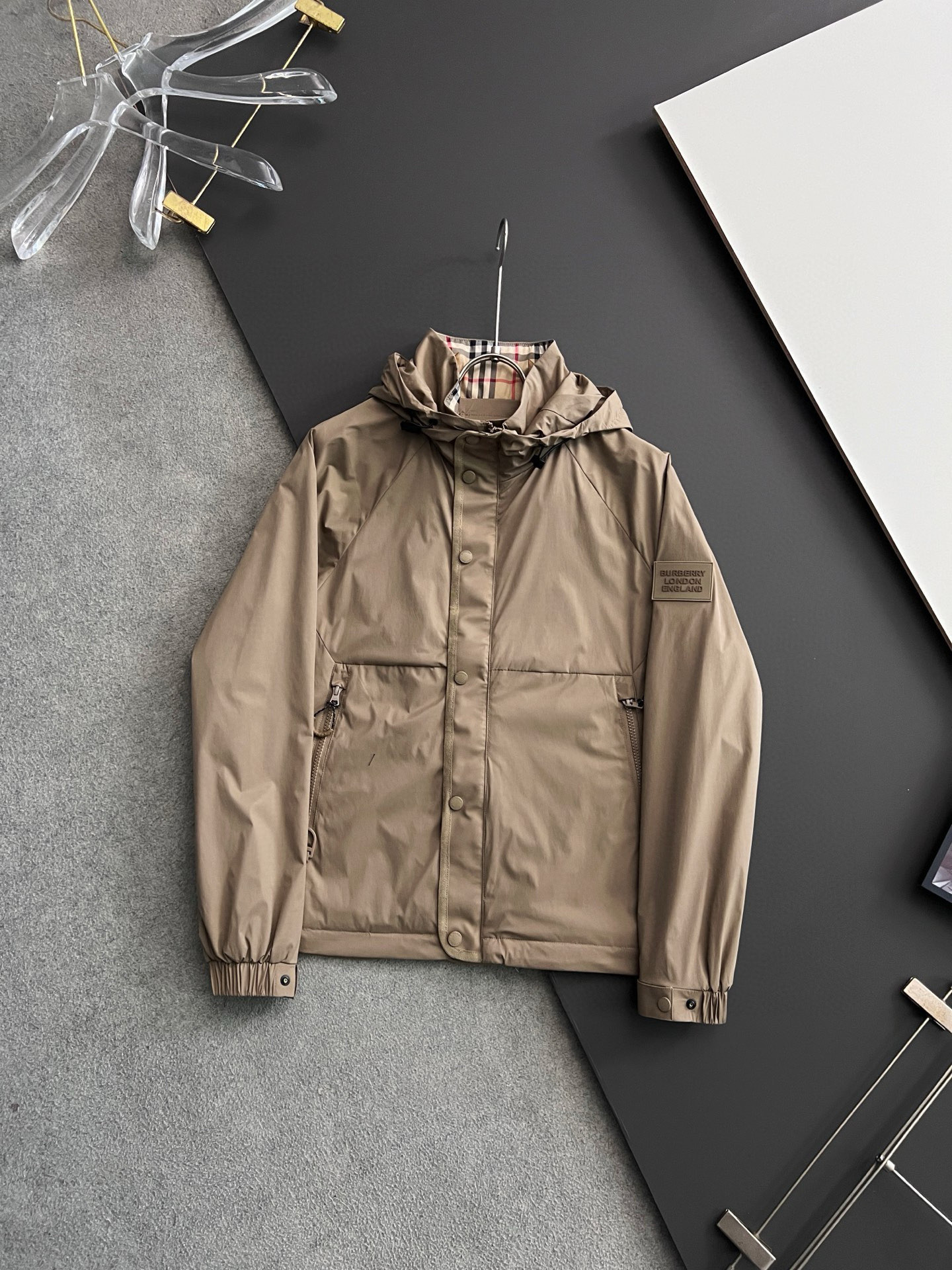 NO:136342,) Bur*2025 early autumn men's high-end fashion hooded outdoor jacket jacket, new 25 spring and summer style, official counter main display, Hong Kong foreign business channels, outdoor must-have items, exclusively for sale. On the basis of minimalism, it produces extraordinary creativity, and uses clever design techniques to innovate elsewhere. The front design is broken and contradictory cloth, forming a strong hedge, and the visual effect is unique. The chest decoration is printed with a brand LOGO, which is simple and atmospheric, demonstrating the brand identity and status. The sleeves are equipped with the brand's exclusive design, which echoes the front chest printing, which is both sporty and fashionable!  It has a distinct recognition, showing the vitality of the city, and is highly shaped and practical!  The fabric is made of Japanese Toray company customized fabric (a first-line luxury clothing royal fabric manufacturer) with waterproof and windproof characteristics, both comfort and breathability, the upper body is light and burden-free, the hooded design has a strong sense of detail and quality. All auxiliary materials are supplied by customers and all auxiliary materials are engraved with brand LOGO, which is very expensive, luxurious and high-end!  The details show the ingenious craftsmanship, the auxiliary materials are all supplied to customers, and the workmanship is extremely rigorous and sophisticated. The outline structure of the whole body continues the basic form of the M family, expressing the simple and atmospheric characteristics in place, with a full upper body shape, which can easily control various body shapes, and the outfit meets the needs of the transition season!  Size 48-56, Burberry, Jackets & coats, Jackets & coats, Hats, Alexander wang19860909）Bur*2025早秋男士高端时装款连帽户外夹克外套,25年春夏新款,官方专柜主推展示,香港洋行渠道,户外必选单品,独家出售. 在极简的基础上洐生出非凡的创意,用巧妙的设计手法进行别处一格的创新,前幅设计破缝拼接撞色布,形成强烈的对冲,设觉效果别具一格,胸前饰印有品牌LOGO,简单大气,彰显品牌身份地位. 袖子搭载品牌专属章仔设计,与前胸印花形成呼应,即运动又时尚！辨识度鲜明,尽显都市活力色彩,且塑造性和实穿性极高！ 面料选用日本东丽公司订制面料（一线奢侈品成衣御用面料商）具备防水防风特性,舒适性与透气性兼备,上身轻便且无负担感,连帽的设计,整体细节品质感超强,辅料全系客供,全客供辅料,都刻有品牌LOGO, 非常贵奢高级！ 细节之处尽显匠心工艺,辅料皆为客供,做工极为严谨考究,通体的轮廓构造延续了M家族基础形态,将简约大气的特征表现到位,上身型款十足,轻松驾驭各种身型,穿搭符合过渡季的需求！尺码48-56,,burberry,jackets & coats,jackets & coats,hats,alexander wang,Men's clothing