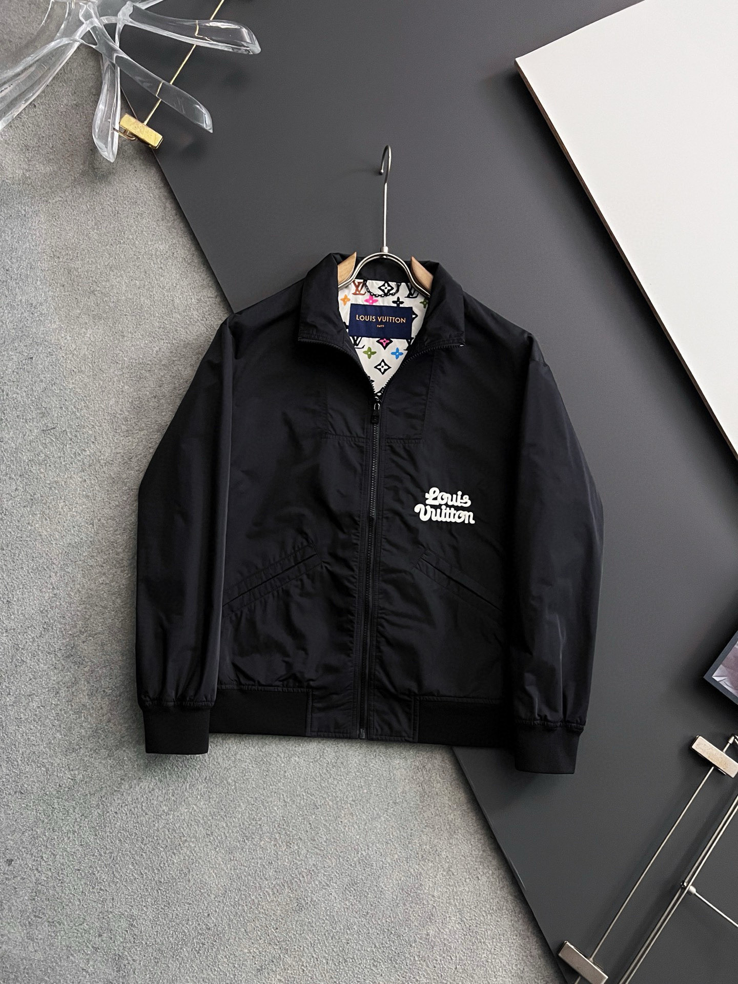 NO:136345,) 1V, 2025ss early spring new style released donkey brand lapel stand-up collar jacket, spring jacket!  Wearing it is comfortable and slim, lazy and casual, combined with clean and simple colors, it is particularly pleasing to look at, suitable for daily wear~ I love to launch sports items embellished with vitality prints to welcome the arrival of the warm season. Size 48-56,,louis vuitton,jackets & coats,jackets & coats,alexander wang19860909）1V、2025ss早春新款发布驴牌翻领立领夹克外套,春款外套！穿上就是舒适自在又显瘦的存在,慵懒而随性,结合干净简单的色系就特别耐看,适合日常穿着~倾情推出缀饰活力印花的运动单品,迎接温暖季节的到来. 尺码48-56,,louis vuitton,jackets & coats,jackets & coats,alexander wang,Men's clothing