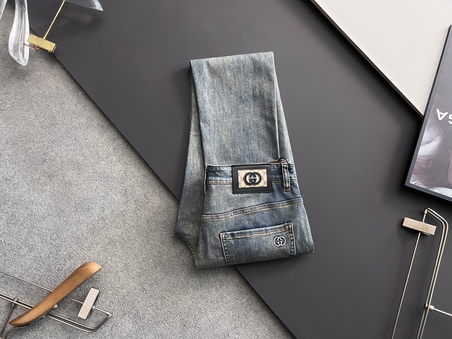 NO:136351,)TB*, heavy industry water-washed casual jeans, imported original washing elastic fabric, comfortable and elastic, unique design, super positive style, comfortable and breathable, extremely high grade, counter quality, handsome upper body, 29-38 (37), ,jeans,alexander wang19860909）TB*、重工水洗休闲牛仔裤,进口原版水洗弹力面料,舒适有弹性,独特设计,版型超正,舒适透气,档次极高,专柜品质,上身帅气十足,码数29-38（37）,,jeans,alexander wang,Men's clothing