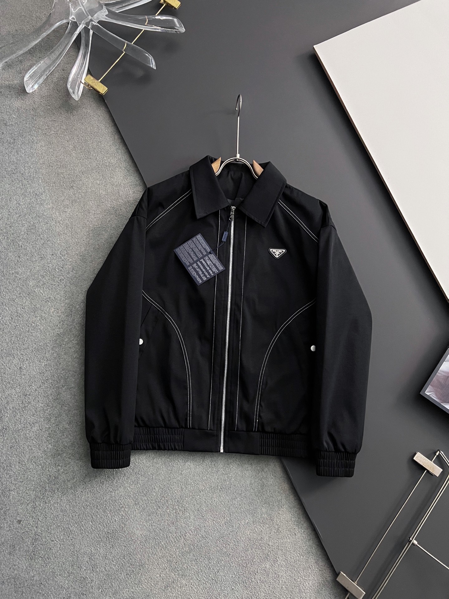 NO:136354,) Prad, the latest new jacket in 2025, unique low-luxury color matching!  !  Simple and comfortable style, high-end customized original exclusive polyester fiber fabric!  The solid color series is a favorite style for everyone, and the simple styles are more diverse when worn. The seemingly simple styles are actually more time-consuming to cut fashionable styles in fabrics and craftsmanship. A jacket that every man should buy!  Size M-3XL, prada, jackets & coats,alexander wang19860909） Prad、2025新品最新夹克,独到低奢配色！！简洁舒适的款式,高端定制原版专属聚酯纤维面料 ！纯色系列更是大家非常喜爱款,简约的款式穿搭起来更加的多样化 看似简单的款式,其实在面料以及工艺制作上更费时裁剪时尚版型,每一个男士都应该入手的夹克！尺码M-3XL,,prada,jackets & coats,alexander wang,Men's clothing