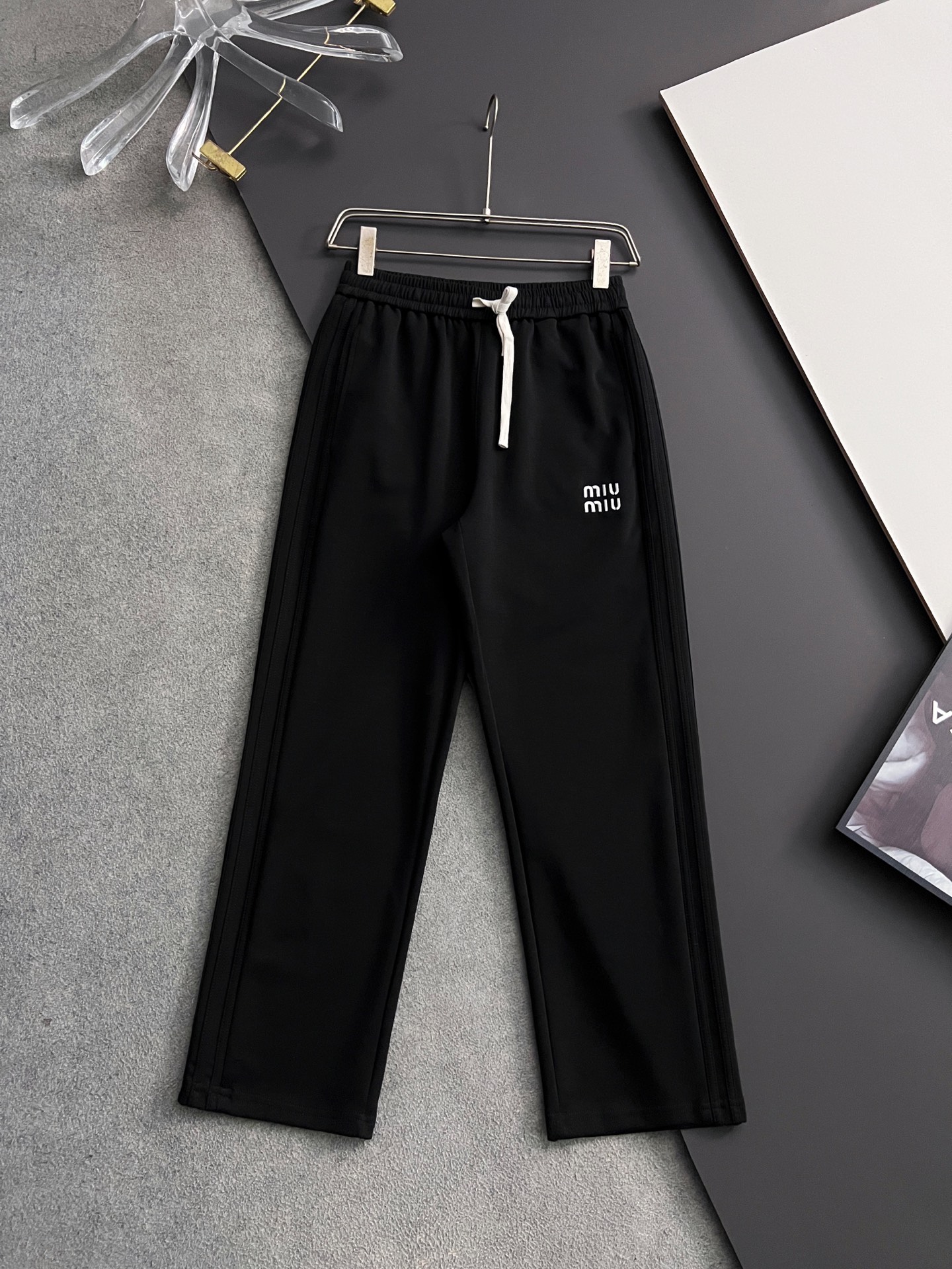 NO:136335,) Miumi* and 2025Ss hot casual pants are straight loose and lazy. The new interpretation of aesthetics interprets the rich style of style and style, with a strong sense of detail and design. The classic brand logo is used as a color combination to interpret the classic brand fashion, adding luster to the overall shape. Imported fabrics are soft and comfortable. The inner woven surface is flat and breathable, simple and unique charm. European trade channels, Italian overseas warehouse straight hair, and overseas boutique limited sales. The new casual and fashionable sweatpants in spring and summer, this sweatpants adopt the design of a big brand to create a fashionable and trendy style, with exquisite details and in place, showing super high quality.  The trousers are decorated with iconic brand embroidery to highlight the brand style and create fashionable and diverse styles. The imported fabric is carefully crafted, soft and comfortable, and is a pair of pants that are comfortable for both home and out. You can go out with a casual jacket and sweatshirt~ Size: M-4XL, miumiu, hoodie, sweatshirts, jackets & coats, alexander wang19860909）Miumi*、2025Ss爆款休闲裤直筒宽松慵懒风 美学的焕新诠释,演绎浓郁的格调型时尚风范,细节感和设计感强悍.经典品牌标识做为色彩搭配,演绎经典的品牌时尚,为整体造型增光添彩.进口面料,柔软舒适.内里织面平整透气性极佳,简洁而富有独特魅力. 欧洲贸易渠道,意大利海外仓直发,海外精品限定销售.25春夏新款休闲时尚卫裤,这款卫裤采用大牌的设计打造时尚潮流感,细节处理精致到位,展现超高的品质. 裤身上点缀标志性品牌标识刺绣,彰显品牌格调,打造时尚多样的造型.进口面料精心打造,柔软舒适,是居家和外出都很舒适的一款裤子,随便搭个外套卫衣就可以出门啦~ 尺码:M-4XL,,miumiu,hoodie,sweatshirts,jackets & coats,alexander wang,Men's clothing