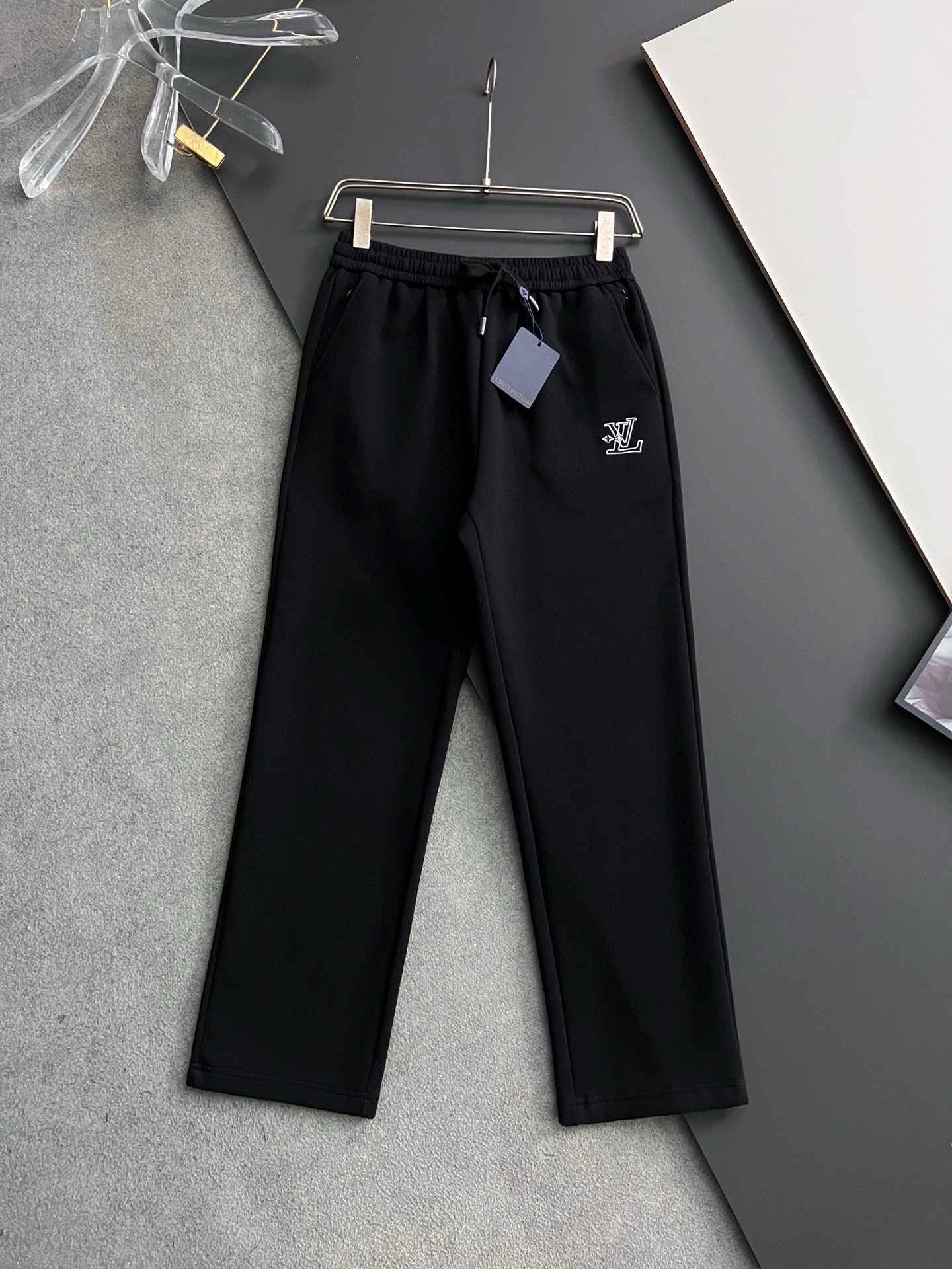 NO:137272,) 1V and 25Ss new casual sports pants. It uses custom copper-ammonia air-layer blended fabric, anti-wrinkle, non-stick gray and anti-static, and has a stylish upper body; a slightly wide-fit design, three-dimensional cutting and splicing, lengthening the leg lines, making it look taller and slimmer; an elastic waistband design, freely retracted and suitable for various styles; a brand logo is decorated with a back pocket, which is extremely recognizable; a casual pants suitable for various occasions, with a very outstanding upper body. Size M-4XL,,alexander wang19860909）1V、25Ss新款休闲运动裤.采用定制铜氨丝空气层混纺面料,抗皱不粘灰抗静电,立挺上身有型；微阔版型设计,立体裁剪拼接,拉长腿部线条,显高显瘦；松紧腰带设计,收放自如,适合凹各种造型；后兜饰以品牌logo,辨识度极高；一款适合多种场合穿搭的休闲裤,上身绝绝子.尺码M-4XL,,alexander wang,Men's clothing