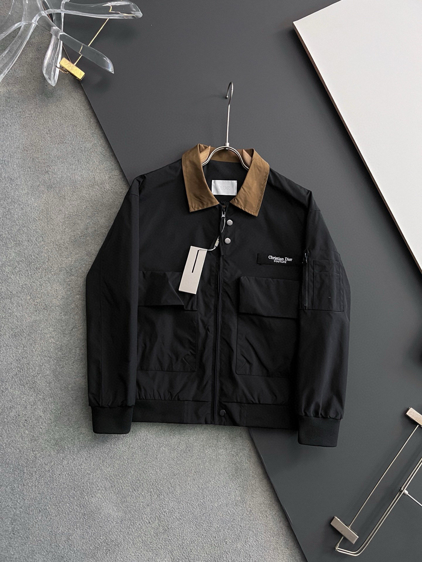 NO:137255,) CD, 2025 new latest jacket, unique low-luxury color matching!  !  Simple and comfortable style, high-end customized original exclusive polyester fiber fabric!  The solid color series is a favorite style for everyone, and the simple styles are more diverse when worn. The seemingly simple styles are actually more time-consuming to cut fashionable styles in fabrics and craftsmanship. A jacket that every man should buy!  Size M-4XL, Jackets & coats,alexander wang19860909） CD、2025新品最新夹克,独到低奢配色！！简洁舒适的款式,高端定制原版专属聚酯纤维面料 ！纯色系列更是大家非常喜爱款,简约的款式穿搭起来更加的多样化 看似简单的款式,其实在面料以及工艺制作上更费时裁剪时尚版型,每一个男士都应该入手的夹克！尺码M-4XL,,jackets & coats,alexander wang,Men's clothing