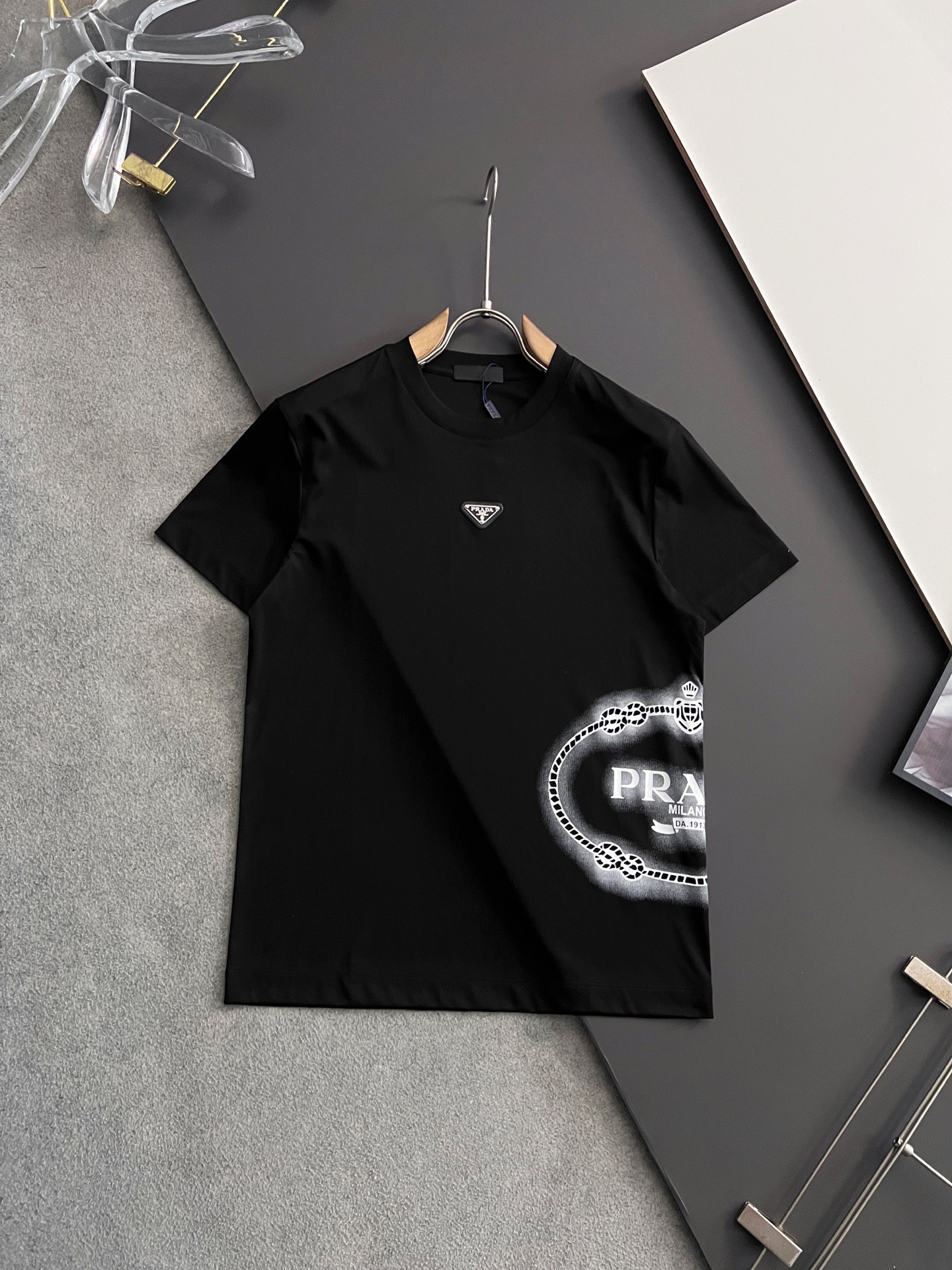 NO:137257,) Prad*, excellent high-quality imported milk silk T-shirt, imported genuine products through channels, customized merceration and special fabrics, excellent skin-friendly, extremely perfect details, slim-fitting and skin-fitting, the most fashionable people dare to challenge. Size M-3XL),, prada,tees, t-shirt, alexander wang19860909）Prad*、绝佳高品质进口牛奶丝T恤,渠道正品进口,定制丝光、特级面料,亲肤性绝佳,细节极致完美,上身效果修身贴肤,最时尚的人才敢挑战.尺码M-3XL）,,prada,tees，t-shirt,alexander wang,Men's clothing