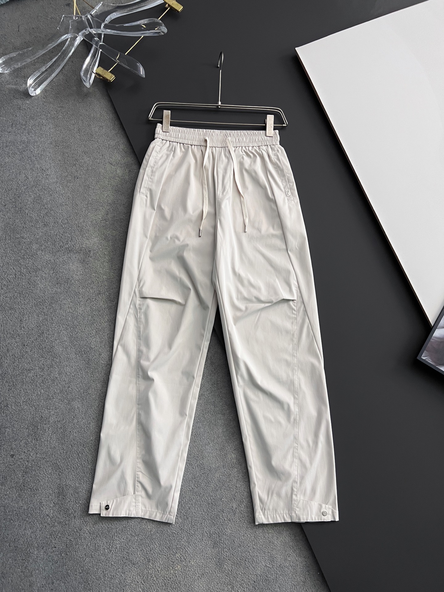 NO:137259,) CD and 25Ss new casual sports pants. It uses custom copper-ammonia air-layer blended fabric, anti-wrinkle, non-stick gray and anti-static, and has a stylish upper body; a slightly wide-size design, three-dimensional cutting and splicing, lengthening the leg lines, making it look taller and slimmer; an elastic waistband design, freely retracted, suitable for various styles; a brand logo is decorated with a back pocket, which is extremely recognizable; a casual pants suitable for wearing in various occasions, with a very outstanding upper body. Size 28-3635,,alexander wang19860909）CD、25Ss新款休闲运动裤.采用定制铜氨丝空气层混纺面料,抗皱不粘灰抗静电,立挺上身有型；微阔版型设计,立体裁剪拼接,拉长腿部线条,显高显瘦；松紧腰带设计,收放自如,适合凹各种造型；后兜饰以品牌logo,辨识度极高；一款适合多种场合穿搭的休闲裤,上身绝绝子.尺码28-3635,,alexander wang,Men's clothing