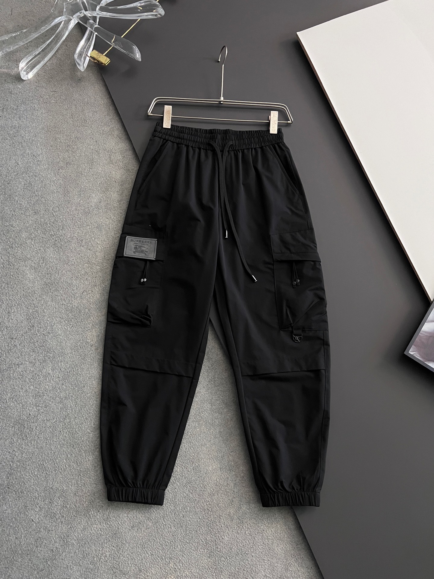 NO:137261,) Bur and 25Ss new casual sports pants. It uses custom copper-ammonia air-layer blended fabric, anti-wrinkle, non-stick gray and anti-static, and has a stylish upper body; a slightly wide-size design, three-dimensional cutting and splicing, lengthening the leg lines, making it look taller and slimmer; an elastic waistband design, freely retracted and suitable for various styles; a brand logo is decorated with a back pocket, which is extremely recognizable; a casual pants suitable for wearing in various occasions, with a very outstanding upper body. Size 28-3635, ,burberry, alexander wang19860909）Bur、25Ss新款休闲运动裤.采用定制铜氨丝空气层混纺面料,抗皱不粘灰抗静电,立挺上身有型；微阔版型设计,立体裁剪拼接,拉长腿部线条,显高显瘦；松紧腰带设计,收放自如,适合凹各种造型；后兜饰以品牌logo,辨识度极高；一款适合多种场合穿搭的休闲裤,上身绝绝子.尺码28-3635,,burberry,alexander wang,Men's clothing