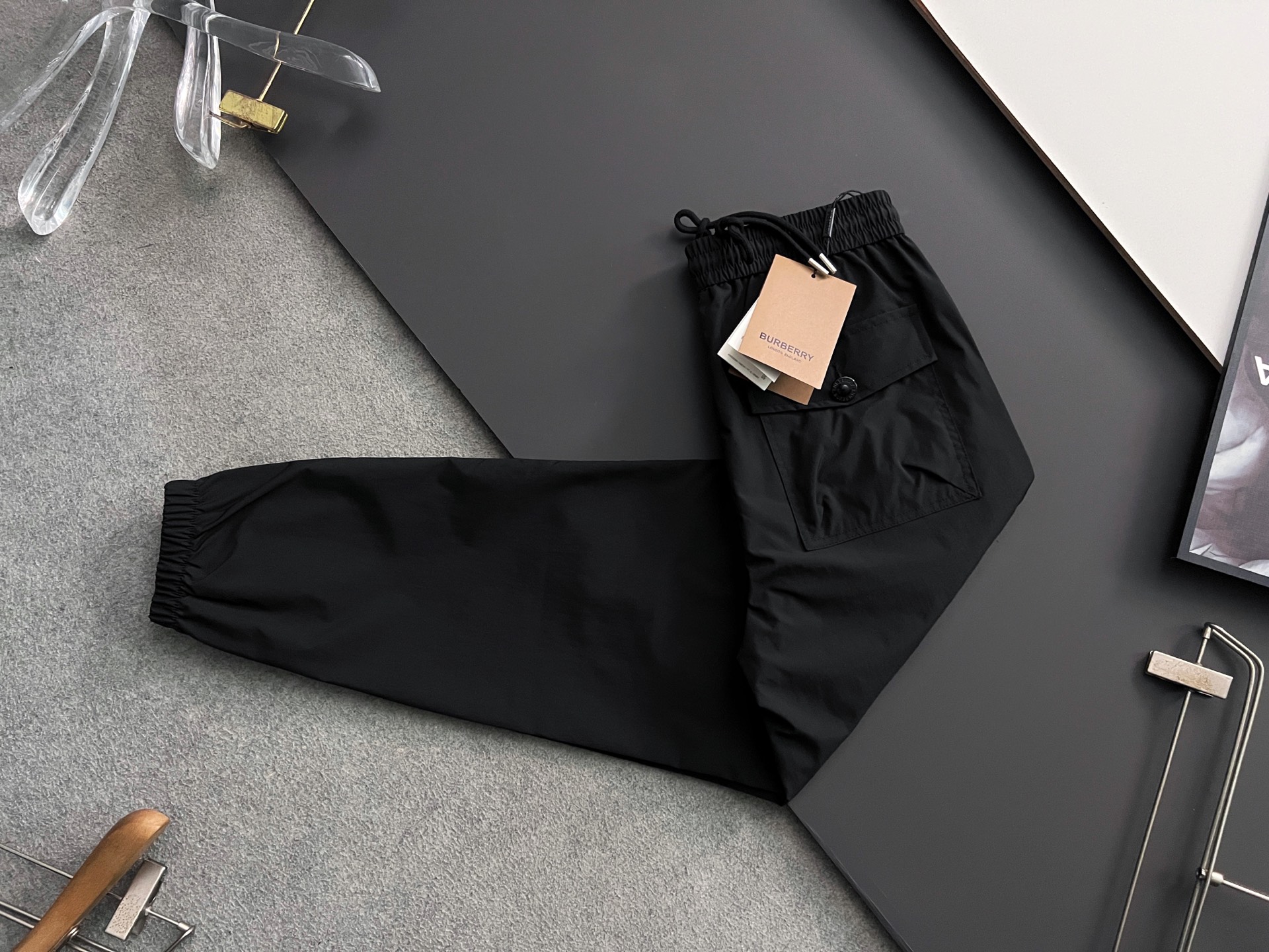 NO:907917,Bur, 25Ss new casual sports pants. Made of customized cupro air layer blended fabric, anti-wrinkle, non-stick, gray and anti-static, upright and stylish; slightly wide version design, three-dimensional cutting and splicing, elongating leg lines, making you look taller and slimmer; elastic waistband design, easy to retract and fit, suitable for various styles; brand logo is decorated on the back pocket, which is highly recognizable; a casual pants suitable for various occasions, the upper body is perfect. Size M-4XL,, burberry,19860909Bur、25Ss新款休闲运动裤.采用定制铜氨丝空气层混纺面料,抗皱不粘灰抗静电,立挺上身有型；微阔版型设计,立体裁剪拼接,拉长腿部线条,显高显瘦；松紧腰带设计,收放自如,适合凹各种造型；后兜饰以品牌logo,辨识度极高；一款适合多种场合穿搭的休闲裤,上身绝绝子.尺码M-4XL,,burberry,,Men's clothing