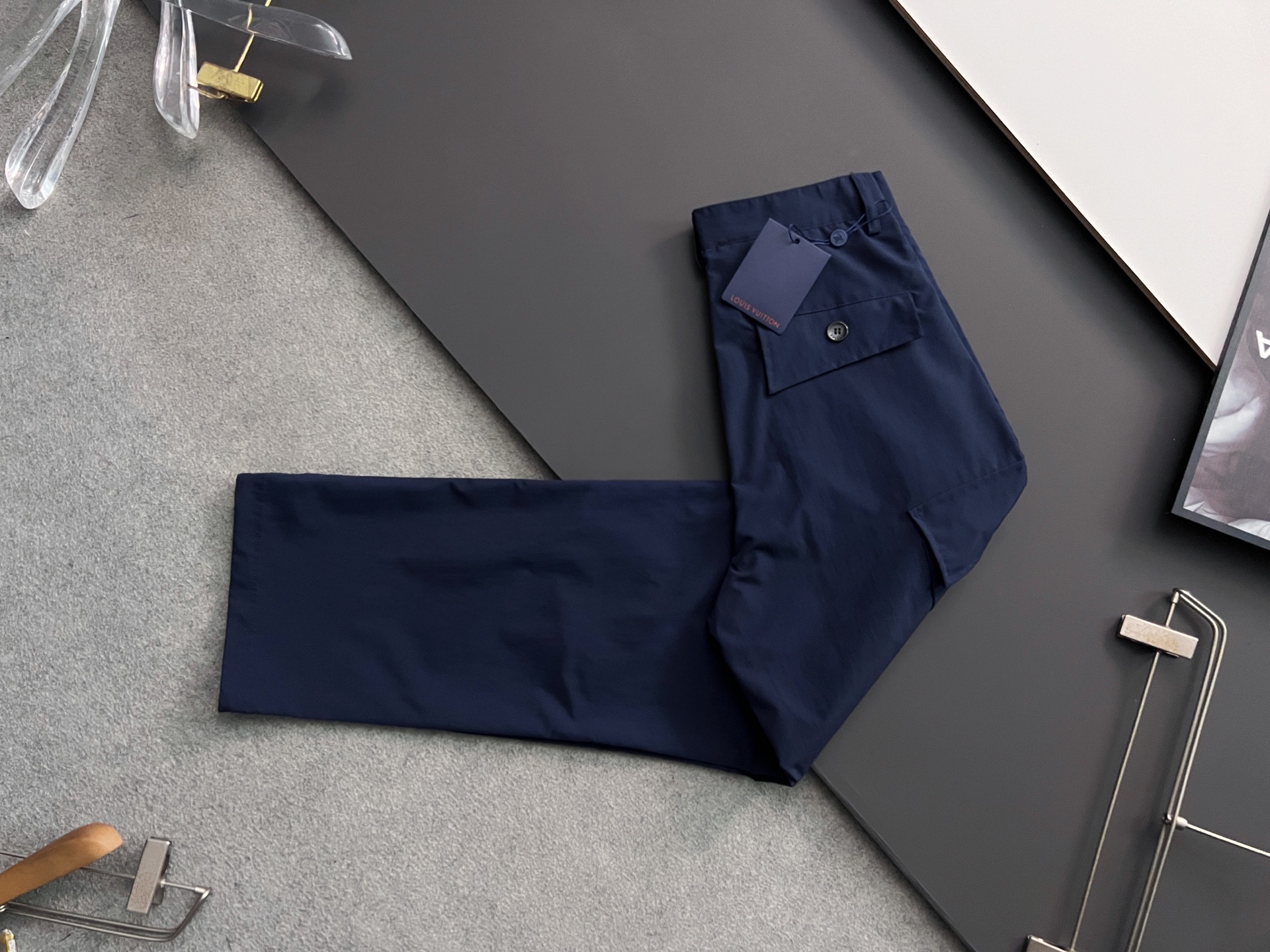 NO:907911,1V, 25Ss new casual sports pants. Made of customized cuprammonium silk air layer blended fabric, anti-wrinkle, non-stick, gray and anti-static, upright and stylish; slightly wide version design, three-dimensional cutting and splicing, elongating the leg line, making you look taller and slimmer; elastic waistband design, easy to retract and fit, suitable for various styles; brand logo is decorated on the back pocket, which is highly recognizable; a casual pants suitable for various occasions, the upper body is perfect. Size M-4XL,,198609091V、25Ss新款休闲运动裤.采用定制铜氨丝空气层混纺面料,抗皱不粘灰抗静电,立挺上身有型；微阔版型设计,立体裁剪拼接,拉长腿部线条,显高显瘦；松紧腰带设计,收放自如,适合凹各种造型；后兜饰以品牌logo,辨识度极高；一款适合多种场合穿搭的休闲裤,上身绝绝子.尺码M-4XL,,,Men's clothing
