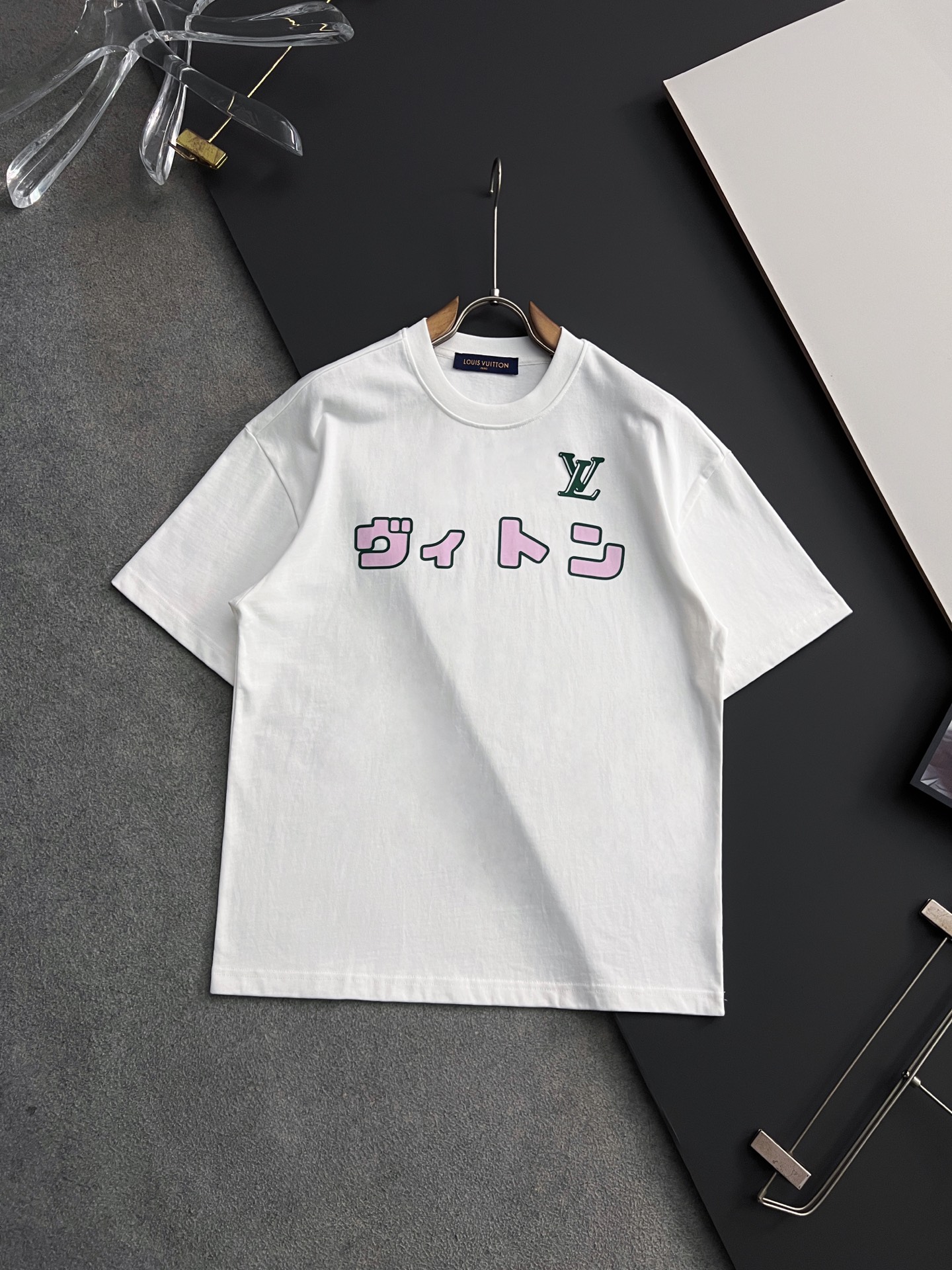 NO:139576,) 1V, 2025 spring and summer new short-sleeved T-shirt for men and women!  Fashionable casual short-sleeved T-shirt with catwalk patterns!  Design logo embroidery design!  The most designed and selected customer-supplied 310g of cotton fabric, which feels soft and skin-friendly, is comfortable and breathable, and is not picky about the physical objects. The real thing will definitely make you love it!  Loose, small, shoulder-dead round neck cut, genderless couple mixed styles, opening up a new fashion charm!  Differentiate the market version of the high-end custom series!  Size S- XXL, T-shirt,tees,t-shirt,alexander wang19860909）1V、 2025春夏新款男女同款短袖T恤！走秀图案时尚休闲短袖T恤衫！设计logo刺绣设计！极具设计精选客供310克全棉面料,手感柔软亲肤,着身舒适透气性都无法挑剔,实物绝对会让你爱不释手！宽松小落肩的圆领版型裁剪,无性别主义的情侣混穿款式,打开全新的时装新韵味！区别市场版本高定系列！尺码S- XXL,,T-shirt,tees，t-shirt,alexander wang,Men's clothing