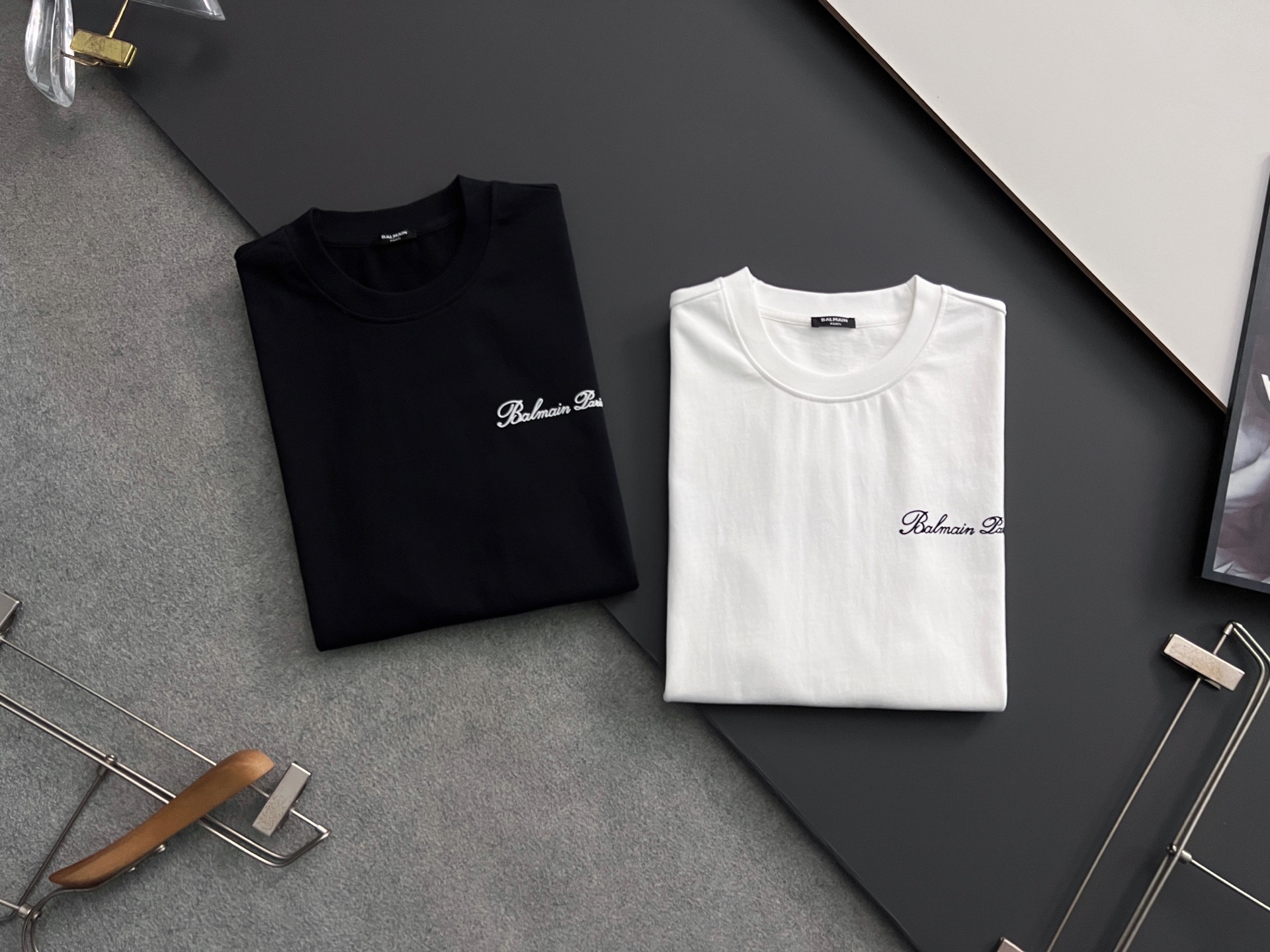 “Balman 2025 Spring & Summer T-shirts: Fashion Show with Logo Embroidery” - 图片 2