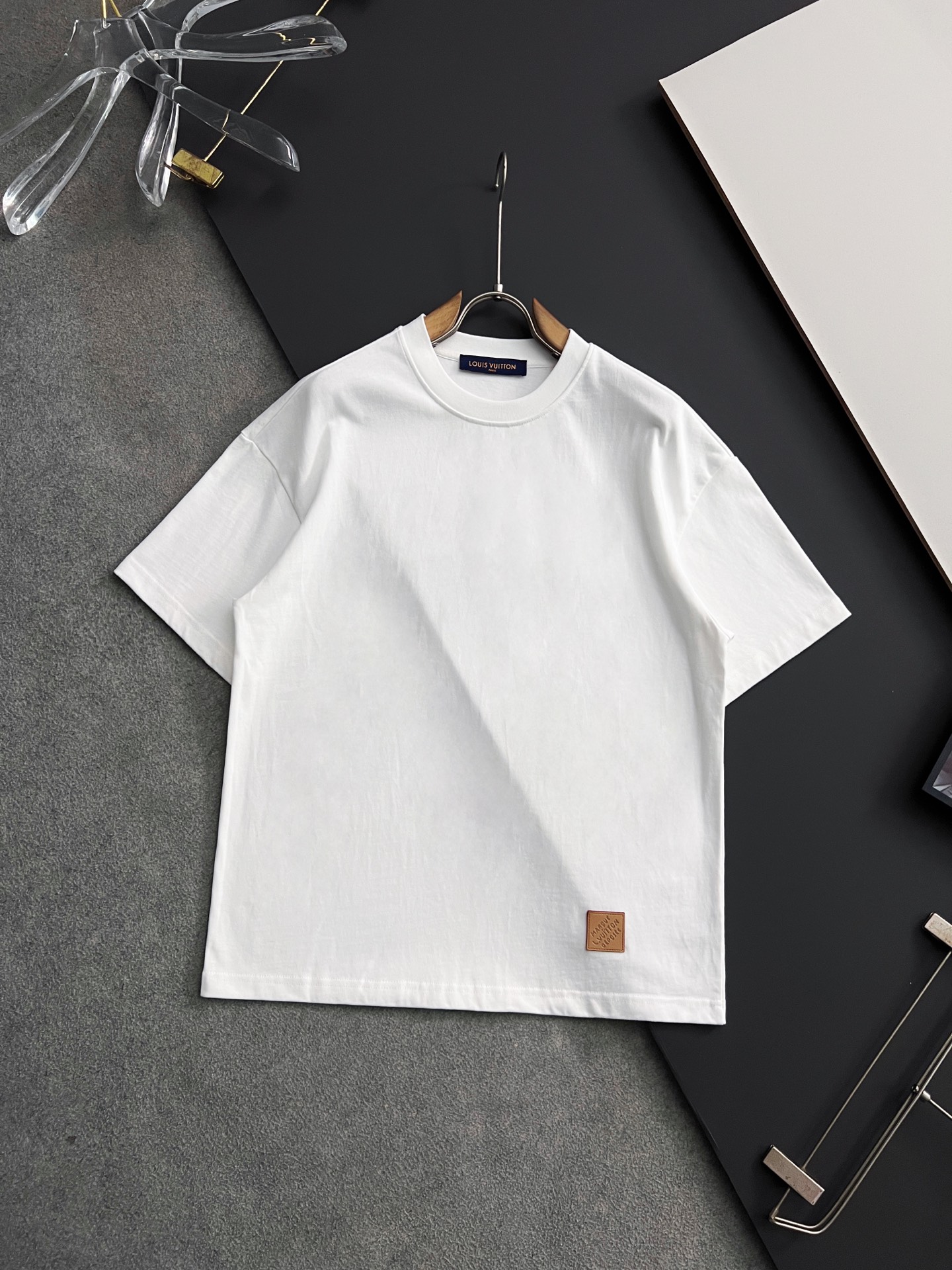 NO:139588,) 1V, 2025 spring and summer new short-sleeved T-shirt for men and women!  Fashionable casual short-sleeved T-shirt with catwalk patterns!  Design logo embroidery design!  The most designed and selected customer-supplied 310g of cotton fabric, which feels soft and skin-friendly, is comfortable and breathable, and is not picky about the physical objects. The real thing will definitely make you love it!  Loose, small, shoulder-dead round neck cut, genderless couple mixed styles, opening up a new fashion charm!  Differentiate the market version of the high-end custom series!  Size S- XXL, T-shirt,tees,t-shirt,alexander wang19860909）1V、 2025春夏新款男女同款短袖T恤！走秀图案时尚休闲短袖T恤衫！设计logo刺绣设计！极具设计精选客供310克全棉面料,手感柔软亲肤,着身舒适透气性都无法挑剔,实物绝对会让你爱不释手！宽松小落肩的圆领版型裁剪,无性别主义的情侣混穿款式,打开全新的时装新韵味！区别市场版本高定系列！尺码S- XXL,,T-shirt,tees，t-shirt,alexander wang,Men's clothing