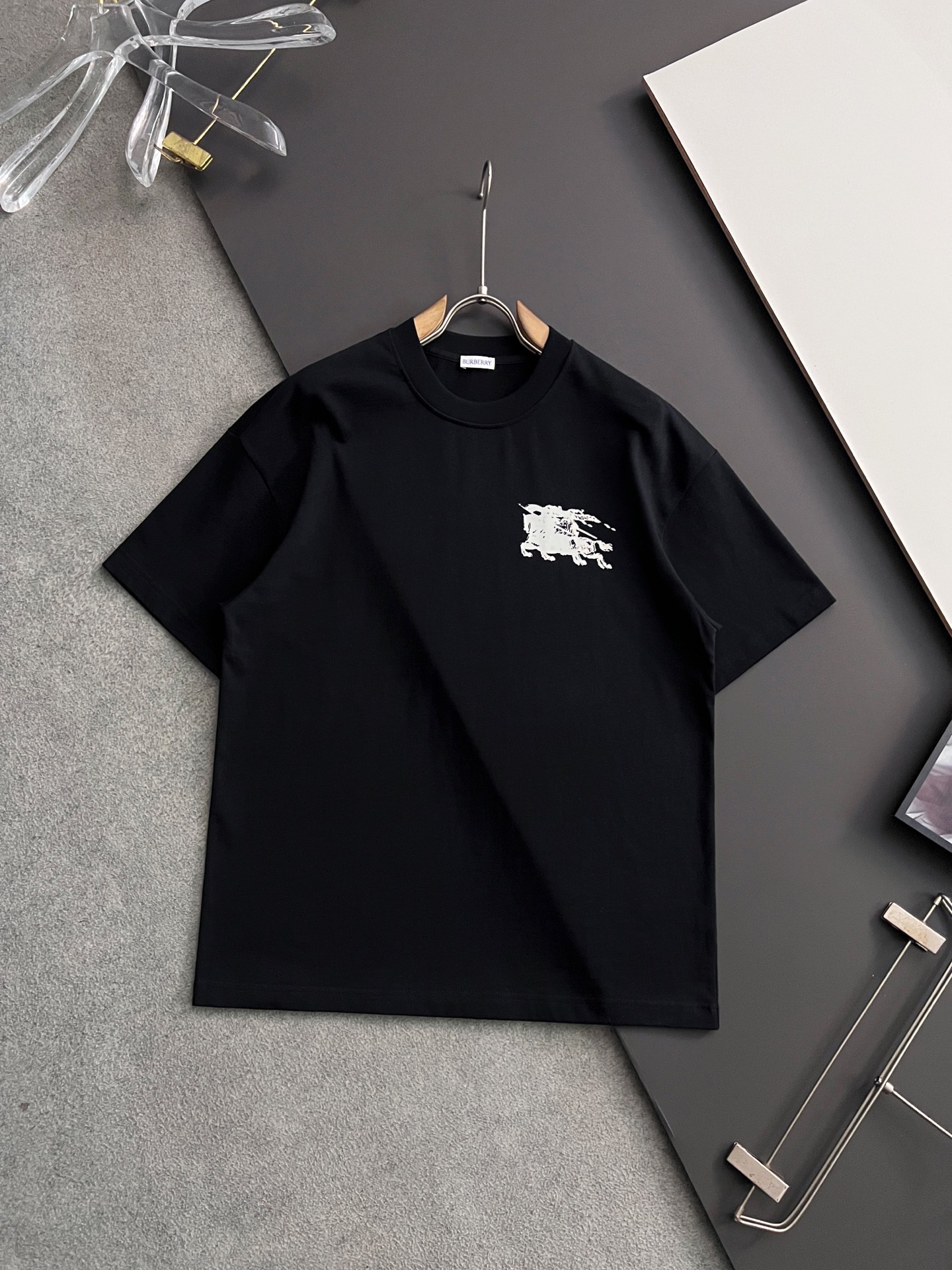 NO:139586,) Bur, 2025 spring and summer new short-sleeved T-shirt for men and women!  Fashionable casual short-sleeved T-shirt with catwalk patterns!  Design logo embroidery design!  The most designed and selected customer-supplied 310g of cotton fabric, which feels soft and skin-friendly, is comfortable and breathable, and is not picky about the physical objects. The real thing will definitely make you love it!  Loose, small, shoulder-dead round neck cut, genderless couple mixed styles, opening up a new fashion charm!  Differentiate the market version of the high-end custom series!  Size S-XXL, burberry, T-shirt,tees, t-shirt,alexander wang19860909）Bur、 2025春夏新款男女同款短袖T恤！走秀图案时尚休闲短袖T恤衫！设计logo刺绣设计！极具设计精选客供310克全棉面料,手感柔软亲肤,着身舒适透气性都无法挑剔,实物绝对会让你爱不释手！宽松小落肩的圆领版型裁剪,无性别主义的情侣混穿款式,打开全新的时装新韵味！区别市场版本高定系列！尺码S- XXL,,burberry,T-shirt,tees，t-shirt,alexander wang,Men's clothing