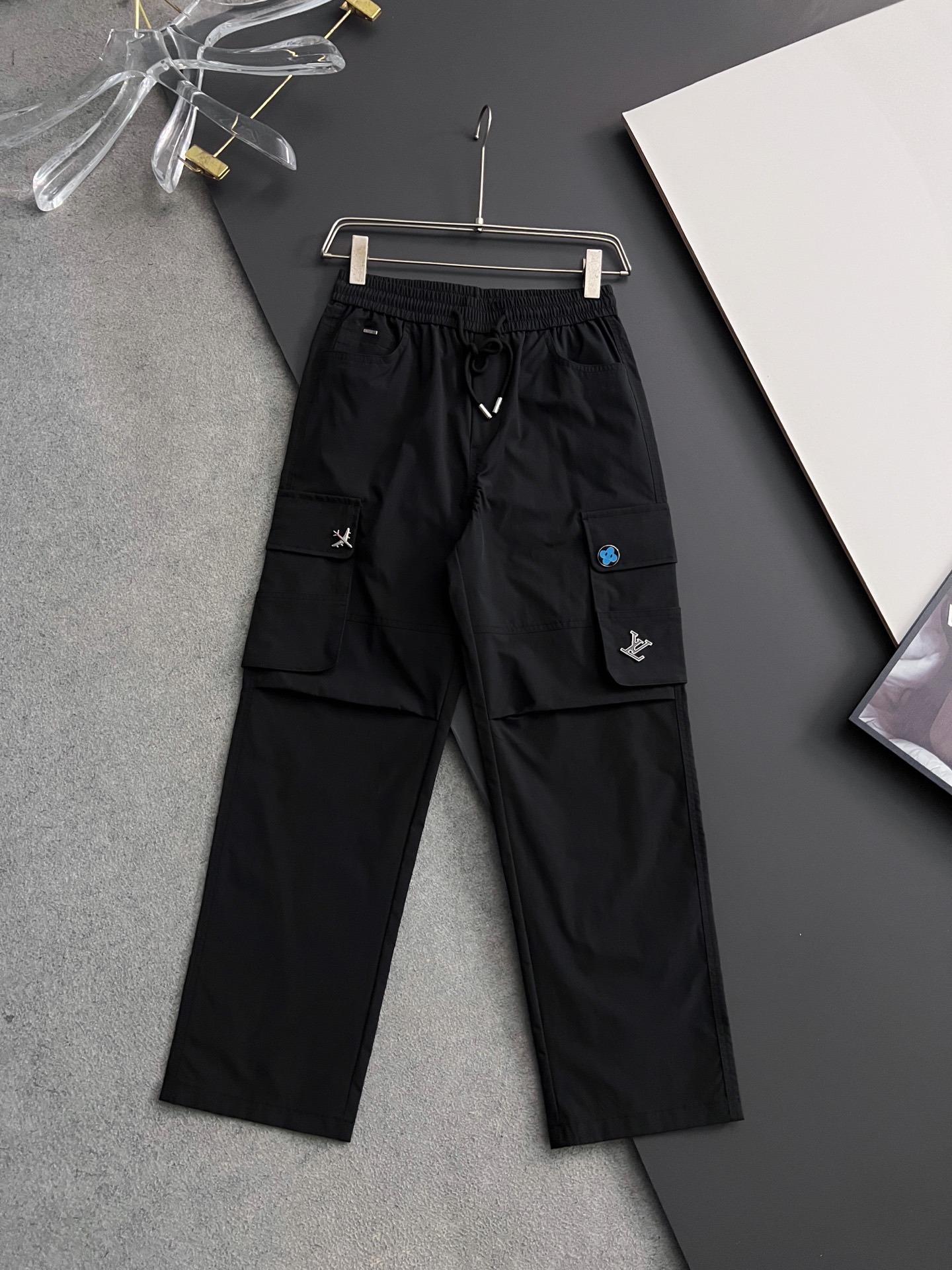 NO:139591,) 1V and 25Ss new casual sports pants. It uses custom copper-ammonia air-layer blended fabric, anti-wrinkle, non-stick gray and anti-static, and has a stylish upper body; a slightly wide-fit design, three-dimensional cutting and splicing, lengthening the leg lines, making it look taller and slimmer; an elastic waistband design, freely retracted and suitable for various styles; a brand logo is decorated with a back pocket, which is extremely recognizable; a casual pants suitable for various occasions, with a very outstanding upper body. Size M-4XL,,alexander wang19860909）1V、25Ss新款休闲运动裤.采用定制铜氨丝空气层混纺面料,抗皱不粘灰抗静电,立挺上身有型；微阔版型设计,立体裁剪拼接,拉长腿部线条,显高显瘦；松紧腰带设计,收放自如,适合凹各种造型；后兜饰以品牌logo,辨识度极高；一款适合多种场合穿搭的休闲裤,上身绝绝子.尺码M-4XL,,alexander wang,Men's clothing