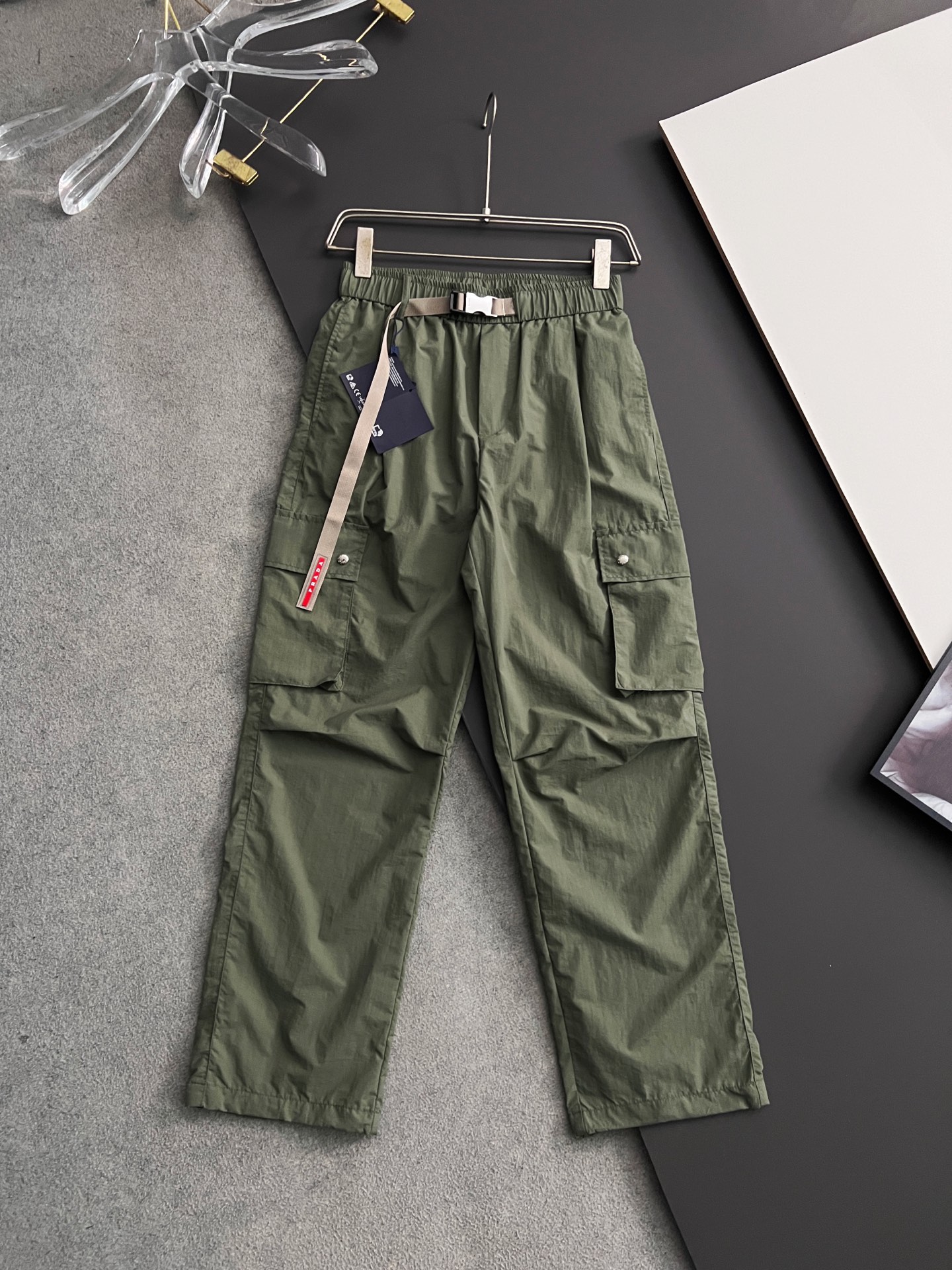 NO:139596,) Prad and 25Ss new casual sports pants. It uses custom copper-ammonia air-layer blended fabric, anti-wrinkle, non-stick gray and anti-static, and has a stylish upper body; a slightly wide-size design, three-dimensional cutting and splicing, lengthening the leg lines, making it look taller and slimmer; an elastic waistband design, freely retracted and suitable for various styles; a brand logo is decorated with a back pocket, which is extremely recognizable; a casual pants suitable for wearing in various occasions, with a very outstanding upper body. Size M-4XL, prada, alexander wang19860909）Prad、25Ss新款休闲运动裤.采用定制铜氨丝空气层混纺面料,抗皱不粘灰抗静电,立挺上身有型；微阔版型设计,立体裁剪拼接,拉长腿部线条,显高显瘦；松紧腰带设计,收放自如,适合凹各种造型；后兜饰以品牌logo,辨识度极高；一款适合多种场合穿搭的休闲裤,上身绝绝子.尺码M-4XL,,prada,alexander wang,Men's clothing
