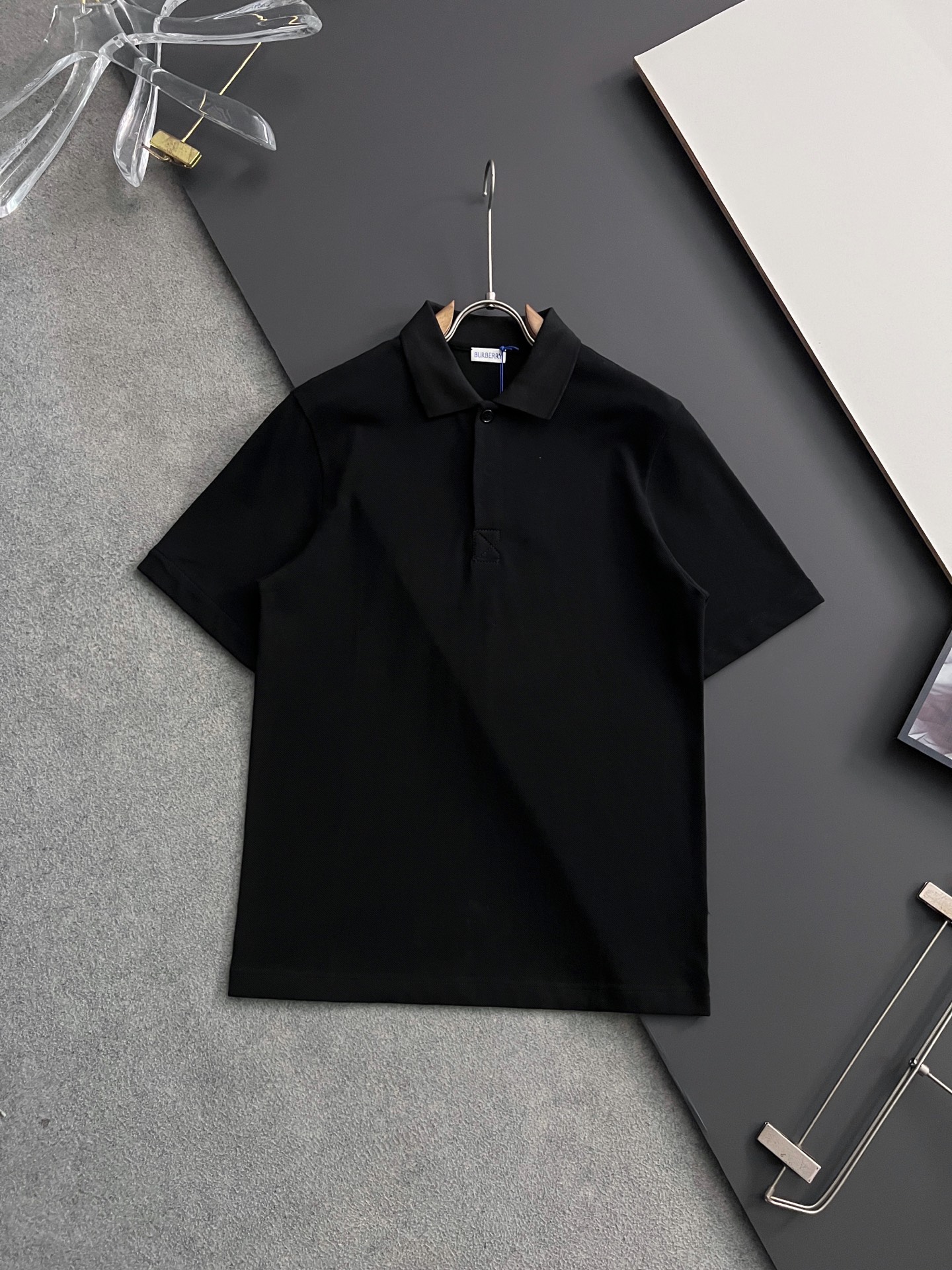 NO:141883,) Bur fabric is made of Polo shirt, light and breathable texture, exquisite and black fabric, neckline splicing sheet fixed weaving and dyeing 80 combed cotton high-density fabric, imported craftsmanship, the font is full and textured after embroidery molding, with matte texture, neckline and cuff threads are also consistent with the original version, neat and clear threads, without leaking, no jumping threads, even if washed many times, it will not deform. Natural tarot carbon black custom style peeled and thickened front custom logo, the cost of auxiliary materials is very high, the cost of ordinary resin buttons is 1 cent, natural tarot buckle is close to RMB per piece, the cost difference is dozens of times. Size XS- L,,burberry,alexander wang19860909） Bur 面料采用Polo衫的珠地面料轻盈透气质感精致采用非常黑的面料,领口拼接片定织定染80精梳精棉高密面料 工艺进口田岛机刺绣工艺,刺绣成型后字体饱满度质感与zp一致,带有哑光感,领口、袖口螺纹也一样做到与原版一致走线工整清晰不漏线头不跳线即便多次水洗也不会变形 天然塔罗贝炭黑定制款去皮加厚正面定制logo 辅料成本非常高市场普通树脂纽扣成本1毛钱 天然塔罗贝扣接近元一颗成本差价几十倍 尺码XS- L,,burberry,alexander wang,Men's clothing