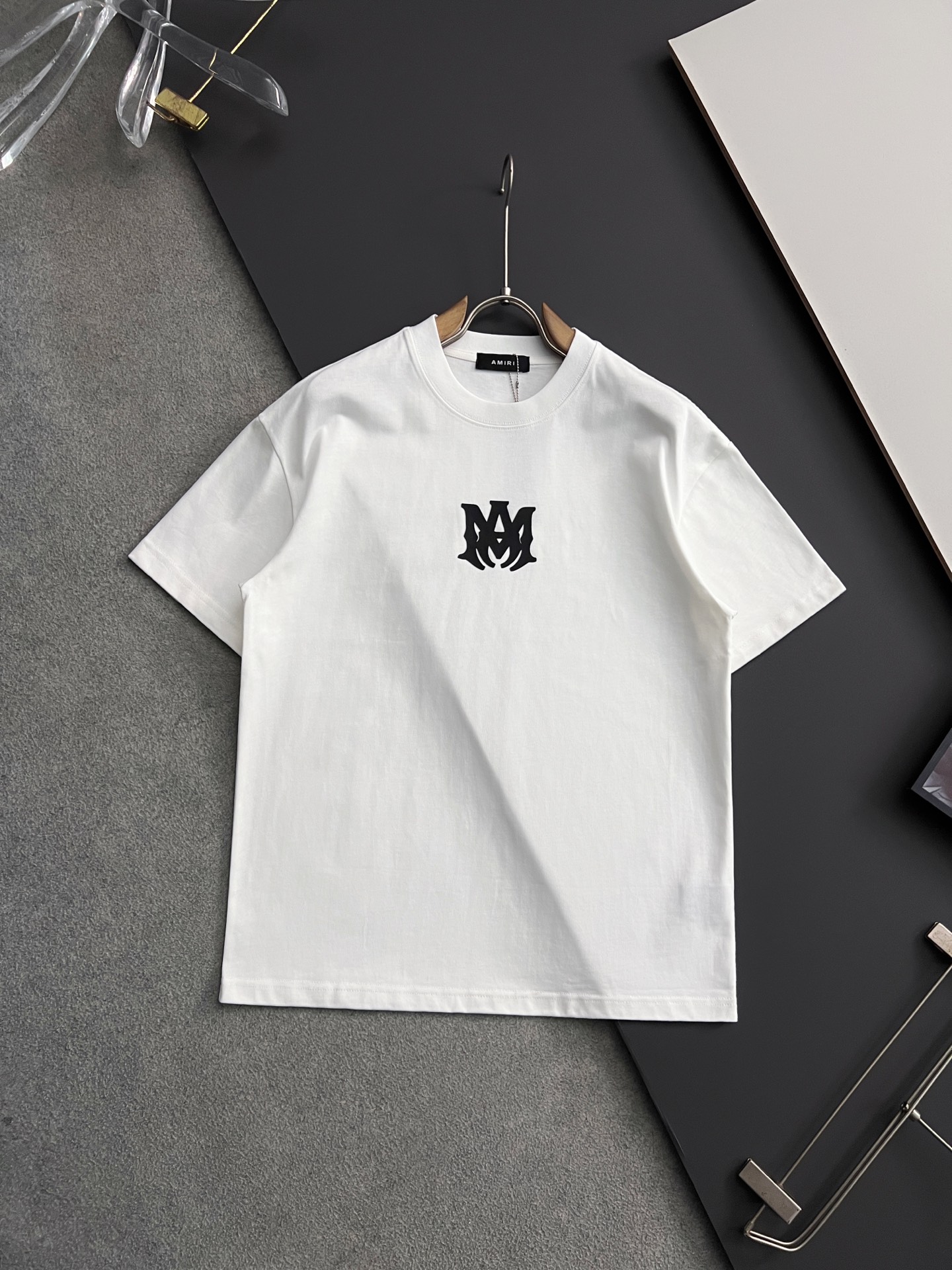 NO:141878,) Amiri*, 2025Ss hot model 310g pure cotton double yarn hot model spot four-season series short-sleeved series, simple basic wardrobe artifact, casual and versatile must-have) workmanship and line texture, two colors recommended, white, black,) Exclusive version test, no solution for the upper body, suitable for anyone wearing [Strong] Number M-3XL),, amiri, T-shirt, alexander wang19860909）Amiri*、2025Ss爆款310g纯棉双纱爆款现货四季系列短袖,简约基础衣橱神器, 休闲百搭必备款）做工走线质感一流,两色推荐白色、黑色、）独家版型测试上身无解谁穿都合适[强]码数Ｍ-3XL）,,amiri,T-shirt,alexander wang,Men's clothing