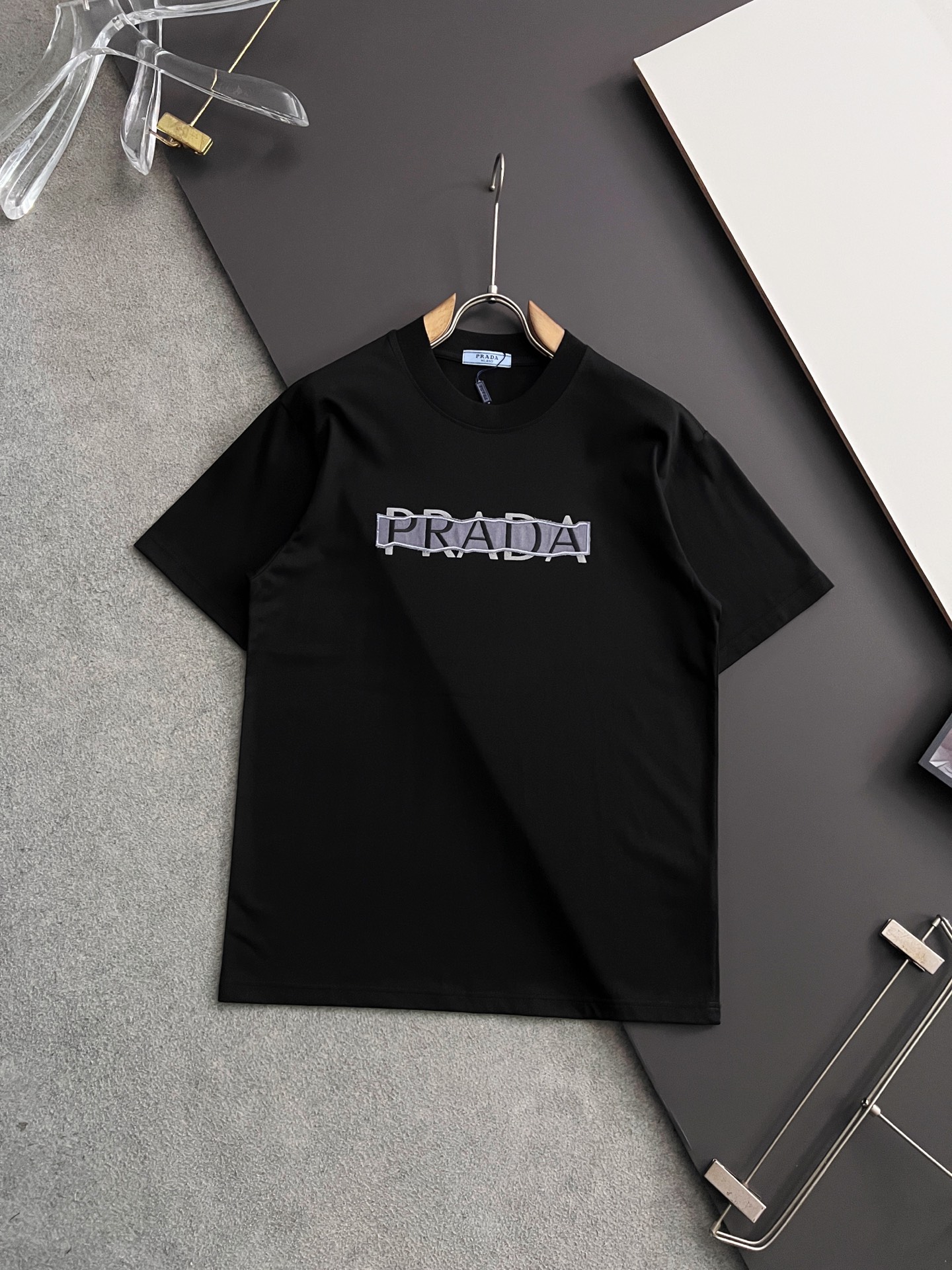 NO:146212,) Prad*·2025's latest short-sleeved T-shirt, an exclusive 240g heavy-duty, casual and fashionable choice. Excellent skin-friendly. Size M-4XL standard version, prada, T-shirt, tees, t-shirt, alexander wang19860909）Prad*·2025最新款短袖T恤,独家240克重磅打造、休闲时尚的尚佳之选.亲肤性极佳.尺码M-4XL标准版型,,prada,T-shirt,tees，t-shirt,alexander wang,Men's clothing