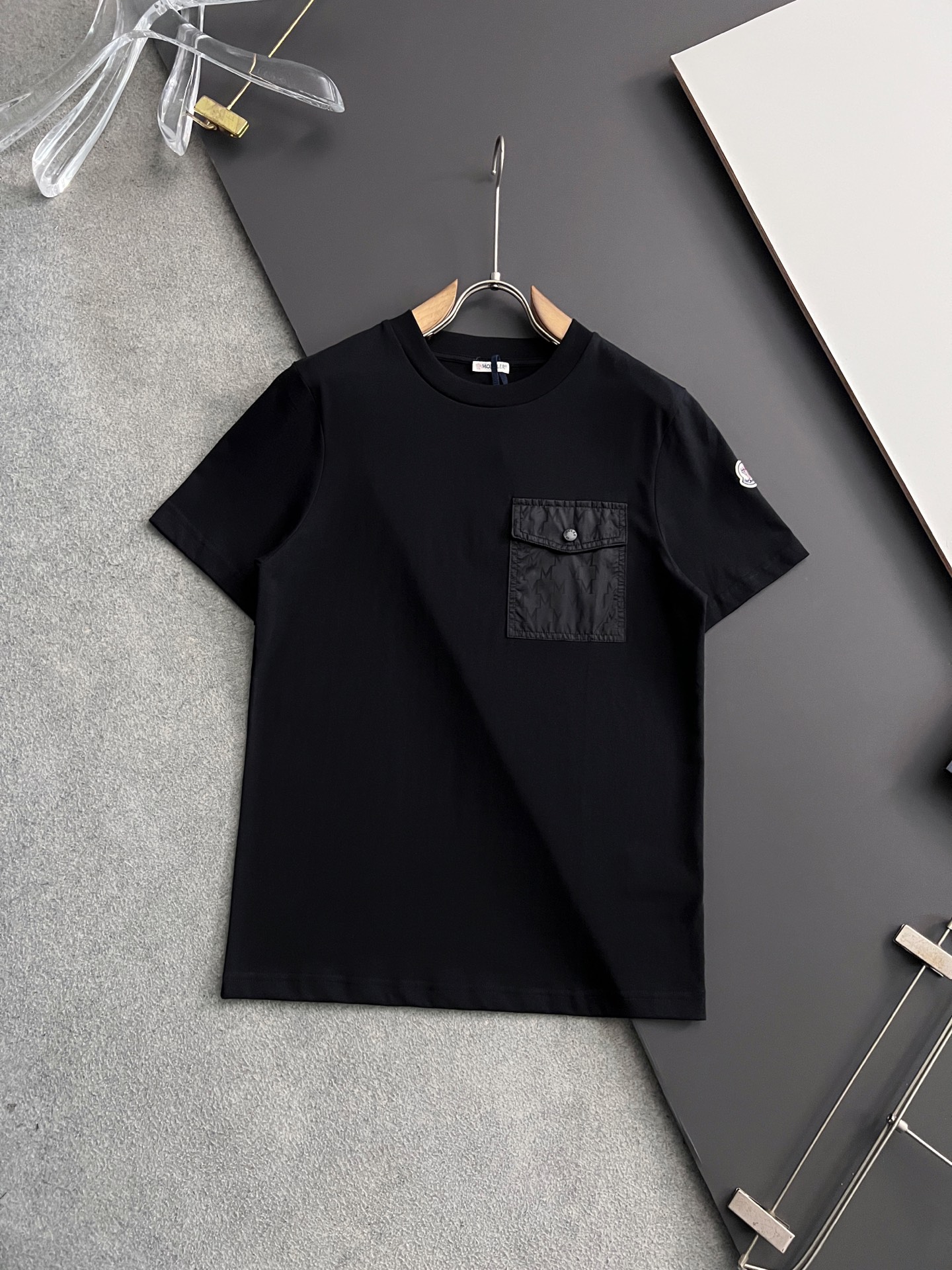 NO:146233,)Mom25 new front chest jacquard pocket T-shirt, this one is made of soft cotton jersey knitted fabric, the chest pocket is made of Nengjia English jacquard letter fabric, with metal letter buttons, and classic Mengjia logo patches on the sleeves. The style is unique and fashionable, and can be easily matched, the same style as men and women. Highly recommended!  Color black white Number of codes: S M L XL,,tees, t-shirt,alexander wang19860909）Mom25新款前胸提花口袋T恤,这款采用柔软棉质平纹针织面料制作而成,胸前口袋采用能家英文提花字母面料制作而成,配都金属字母纽扣,袖子处饰有经典蒙家标识贴片,款式独特时尚,可轻松搭配,男女同款,强烈推荐！ 颜色黑色 白色 码数:S M L XL,,tees，t-shirt,alexander wang,Men's clothing