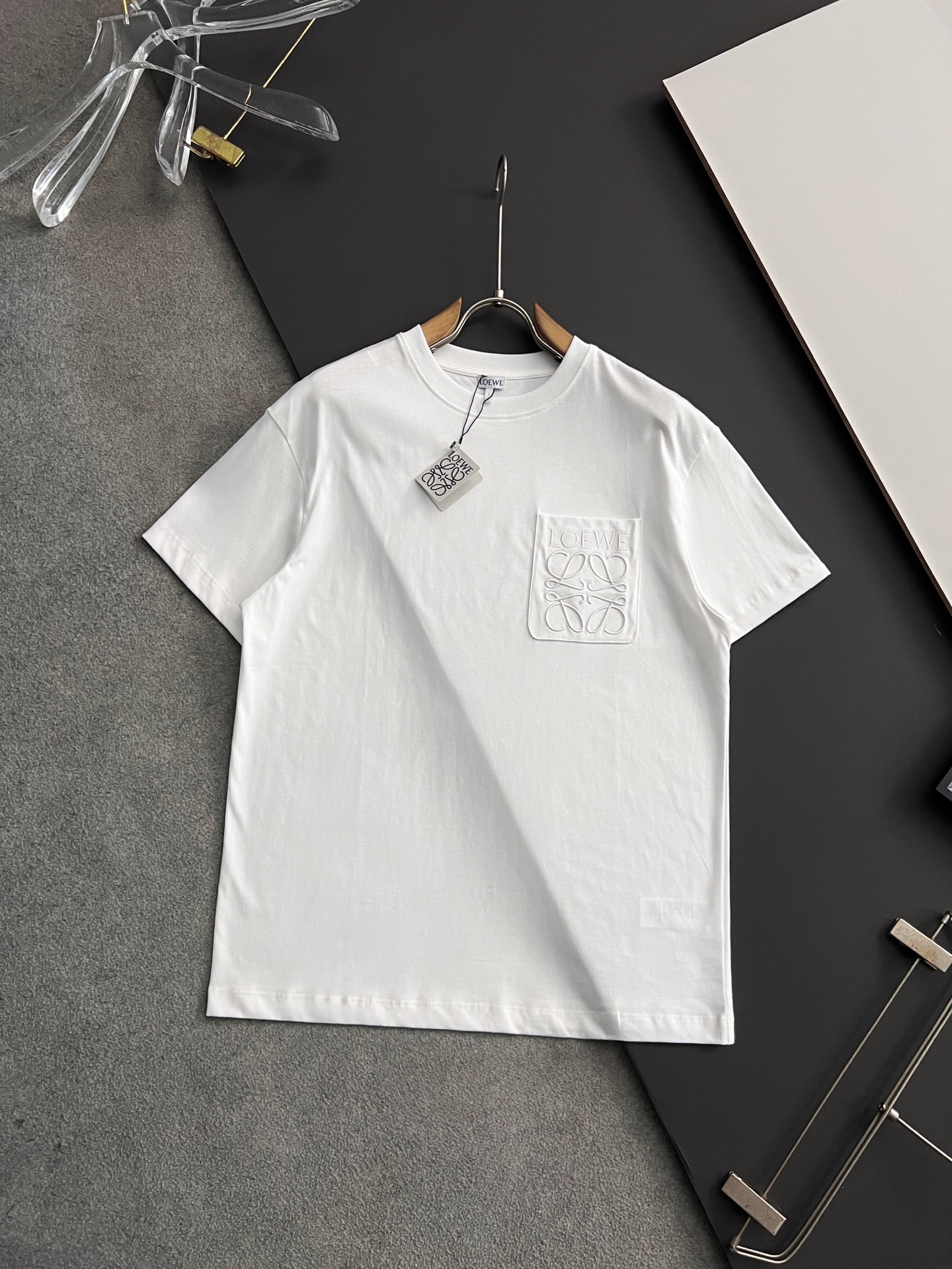 NO:146244,) LOEW* 25ss new pocket embroidered T-shirt, exclusive pocket LOEWE embroidery craftsmanship on the chest, heavy fabric, complete three standards, uniform, delicate and soft fabric, comfortable to wear, easy to create a cool summer feel, the same style for men and women, highly recommended!  Color black white Number of codes: S M L XL,,loewe,tees,t-shirt,alexander wang19860909）LOEW* 25ss新款口袋刺绣T恤衫,胸前独家口袋LOEWE绣花工艺 ,重磅面料 ,三标齐全 面料匀均细致柔软 ,穿着舒度适高,轻松打造夏日潮酷感 ,男女同款,强烈推荐！ 颜色黑色 白色 码数:S M L XL,,loewe,tees，t-shirt,alexander wang,Men's clothing