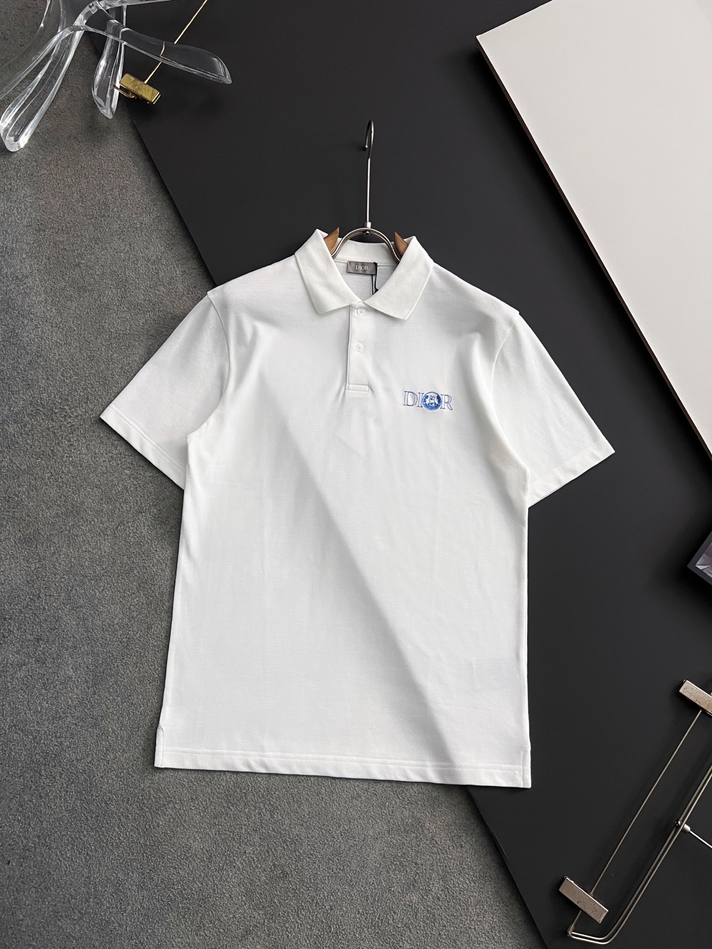 NO:146253,) CD25ss new polo shirt, this polo shirt displays the logo from this season's DIOR AND HYLTON NEL co-branded series. It is carefully crafted with cotton beaded floor cloth, the casual style is matched with button ribbed collar, the chest is embroidered with DIOR AND HYLTON NEL, and the pearl shell buttons are engraved with Dior English letters, which make it more exquisite. The style is fashionable, and can be matched with casual and formal outfits to create a delicate look. The same style for men and women, highly recommended!  Color black white S M L XL,,dior,alexander wang19860909）CD25ss新款polo衫,这款 Polo 衫展示来自本季DIOR AND HYLTON NEL 联名系列的标志.采用棉质珠地布精心制作,休闲版型搭配纽扣罗纹衣领,胸前饰以DIOR AND HYLTON NEL刺绣,珍珠贝壳纽扣刻有Dior英文字母更显精致.款式时尚,可搭配休闲和正式装扮,打造精致的造型.男女同款,强烈推荐！ 颜色黑色 白色 码数S M L XL,,dior,alexander wang,Men's clothing