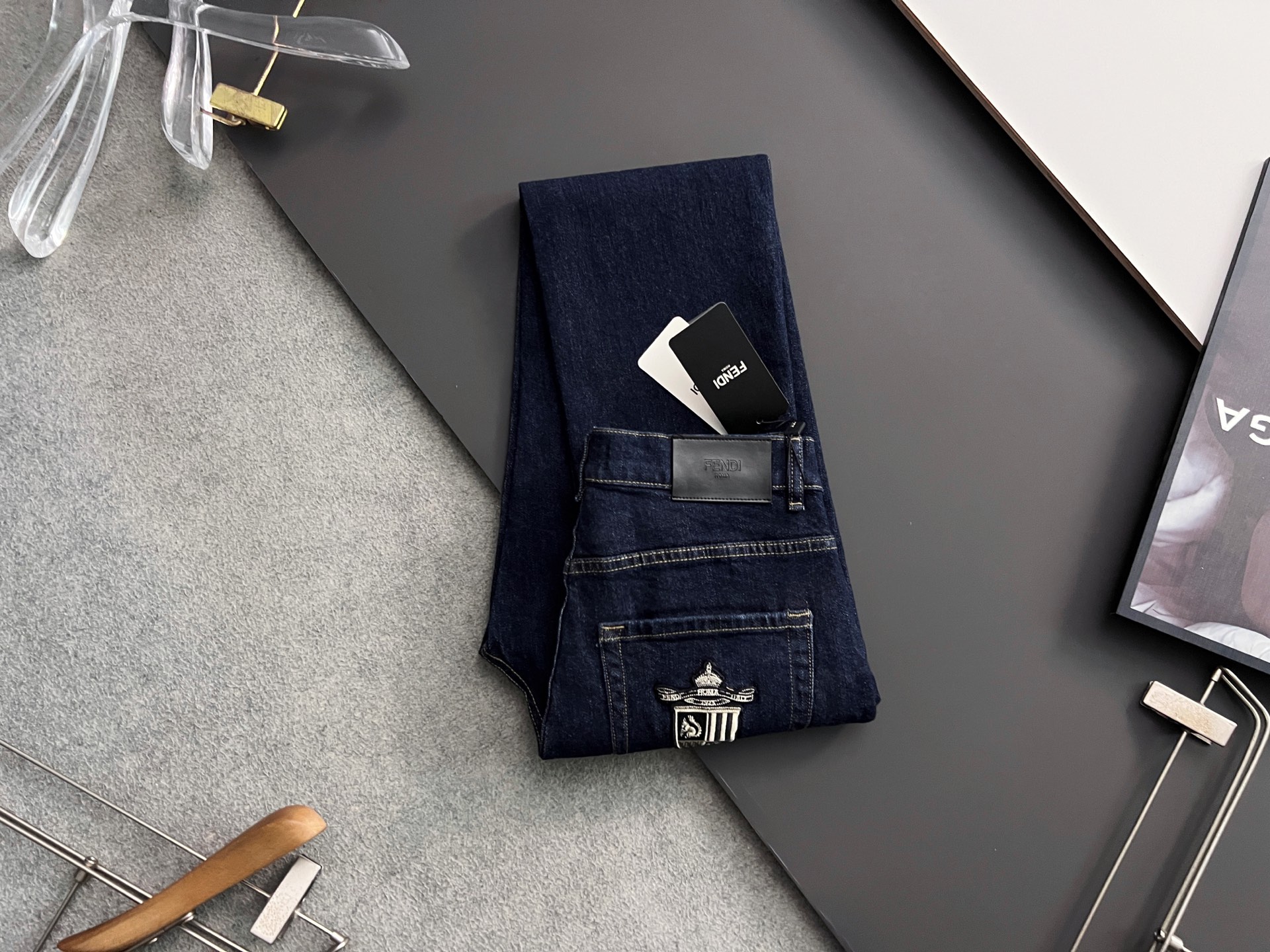 NO:146263,) Fend* Jeans Jeans straight-tailed standard five-pocket pants. They are decorated with customized rivets and buttons. Invisible zipper closure. Denim dark blue fabric material. The right back pocket is embroidered with FENDI trim, and the black FENDl logo black leather on the back. The whole set is very unique and fashionable, and the matching effect is better. It is highly recommended!  Pants size 30 31 32 33 34 36,,fendi,jeans,alexander wang19860909）Fend*牛仔裤牛仔裤直筒剪裁标准版型五口袋裤.饰有定制化铆钉和纽扣.隐形拉链开合.牛仔深蓝色布料材质.右后袋绣有FENDI饰章,背面黑色FENDl标志黑色皮革. 整款套装非常独特时尚,配套一起效果更佳,强烈推荐！ 裤子码数30 31 32 33 34 36,,fendi,jeans,alexander wang,Men's clothing