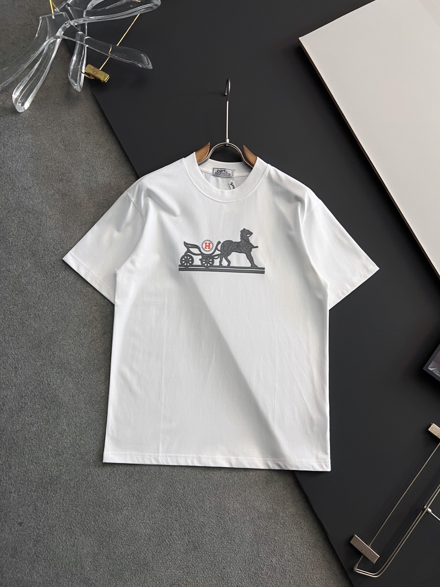 NO:153055,) Herme*·The latest short-sleeved T-shirt, an exclusive 240g heavy-duty, casual and fashionable choice. Excellent skin-friendly. Size M-4XL standard version, hermes, T-shirt, tees, t-shirt, alexander wang19860909）Herme*·最新款短袖T恤,独家240克重磅打造、休闲时尚的尚佳之选.亲肤性极佳.尺码M-4XL标准版型,,hermes,T-shirt,tees，t-shirt,alexander wang,Men's clothing