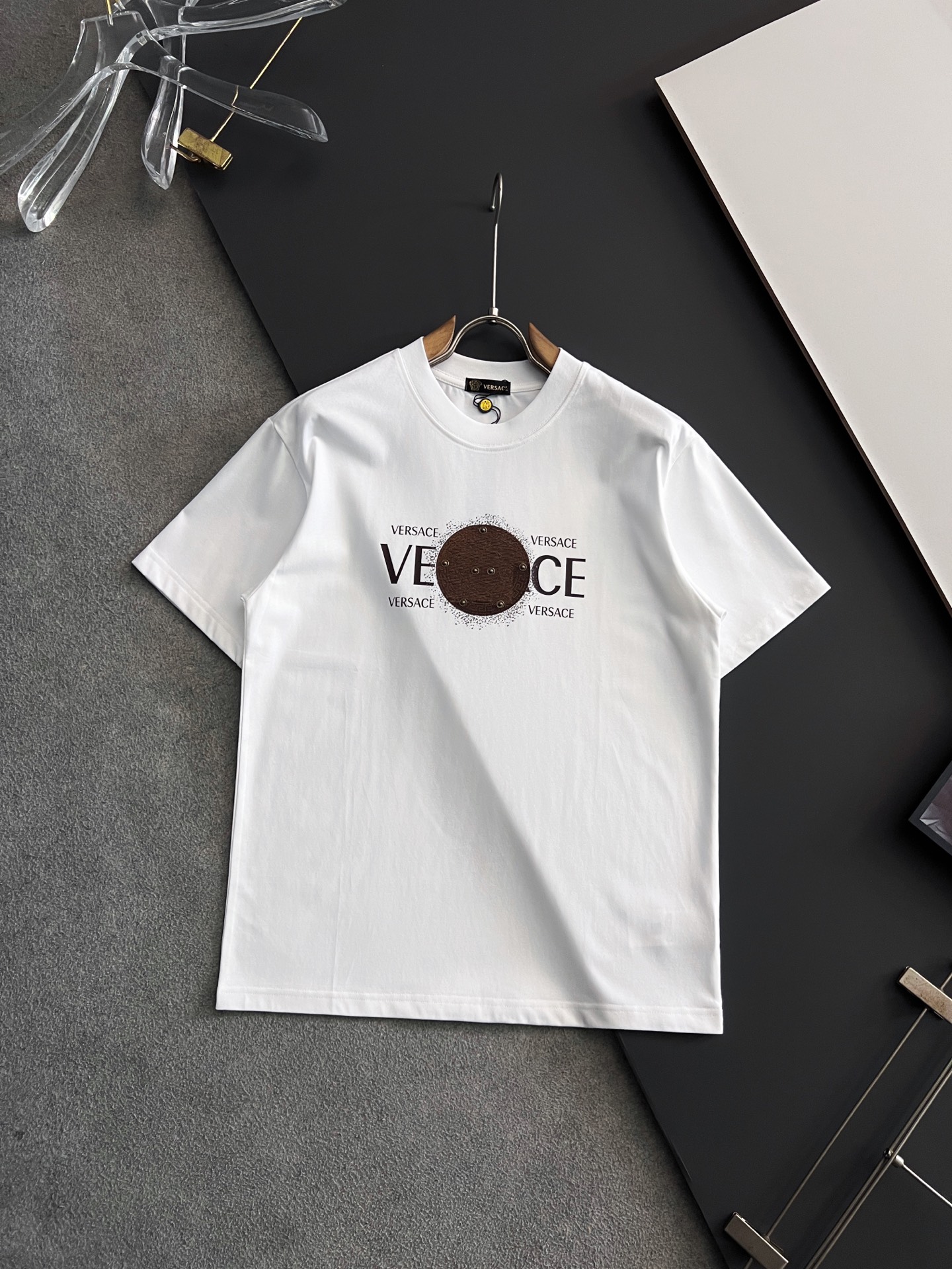 NO:153015,) Versac*·The latest short-sleeved T-shirt, an exclusive 240g heavy-duty, casual and fashionable choice. Excellent skin-friendly. Size M-4XL standard version, versace, T-shirt, tees, t-shirt, alexander wang19860909）Versac*·最新款短袖T恤,独家240克重磅打造、休闲时尚的尚佳之选.亲肤性极佳.尺码M-4XL标准版型,,versace,T-shirt,tees，t-shirt,alexander wang,Men's clothing