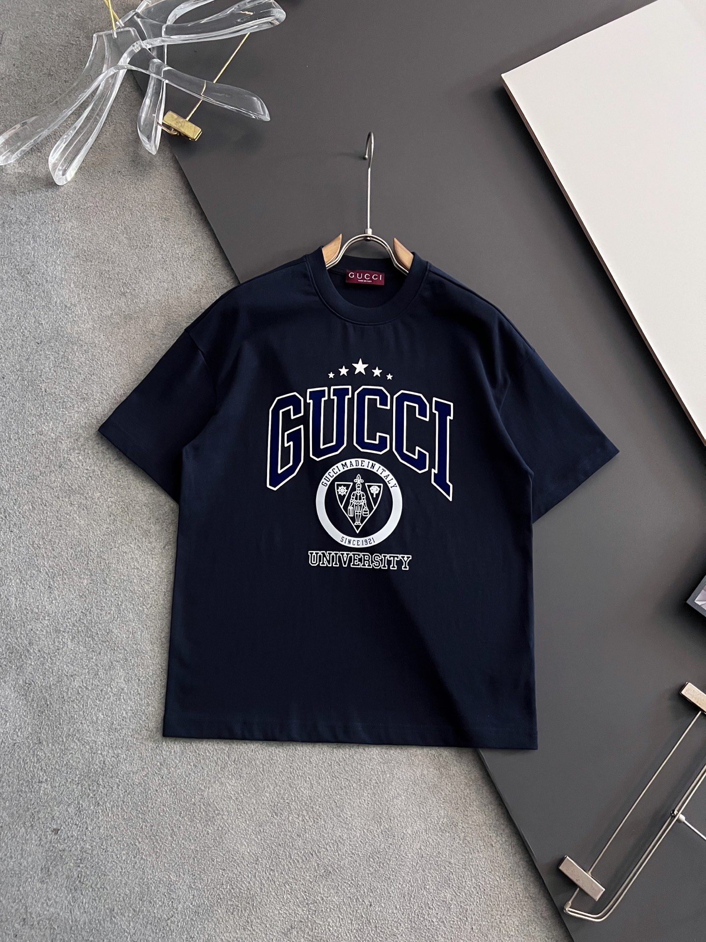 NO:153024,)Gucc*, new spring and summer style short-sleeved T-shirt for men and women!  Fashionable casual short-sleeved T-shirt with catwalk patterns!  Design logo embroidery design!  The most designed and selected customer-supplied 310g of cotton fabric, which feels soft and skin-friendly, is comfortable and breathable, and is not picky about the physical objects. The real thing will definitely make you love it!  Loose, small, shoulder-dead round neck cut, genderless couple mixed styles, opening up a new fashion charm!  Differentiate the market version of the high-end custom series!  Size S- XXL, gucci, T-shirt,tees, t-shirt,alexander wang19860909）Gucc*、 春夏新款男女同款短袖T恤！走秀图案时尚休闲短袖T恤衫！设计logo刺绣设计！极具设计精选客供310克全棉面料,手感柔软亲肤,着身舒适透气性都无法挑剔,实物绝对会让你爱不释手！宽松小落肩的圆领版型裁剪,无性别主义的情侣混穿款式,打开全新的时装新韵味！区别市场版本高定系列！尺码S- XXL,,gucci,T-shirt,tees，t-shirt,alexander wang,Men's clothing