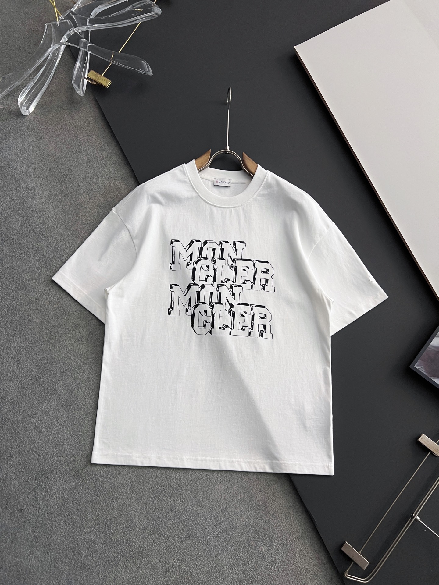 NO:153027,) Moncle*, new spring and summer short-sleeved T-shirt for men and women!  Fashionable casual short-sleeved T-shirt with catwalk patterns!  Design logo embroidery design!  The most designed and selected customer-supplied 310g of cotton fabric, which feels soft and skin-friendly, is comfortable and breathable, and is not picky about the physical objects. The real thing will definitely make you love it!  Loose, small, shoulder-dead round neck cut, genderless couple mixed styles, opening up a new fashion charm!  Differentiate the market version of the high-end custom series!  Size S- XXL, christian louboutin, T-shirt,tees, t-shirt,alexander wang19860909）Moncle*、 春夏新款男女同款短袖T恤！走秀图案时尚休闲短袖T恤衫！设计logo刺绣设计！极具设计精选客供310克全棉面料,手感柔软亲肤,着身舒适透气性都无法挑剔,实物绝对会让你爱不释手！宽松小落肩的圆领版型裁剪,无性别主义的情侣混穿款式,打开全新的时装新韵味！区别市场版本高定系列！尺码S- XXL,,christian louboutin,T-shirt,tees，t-shirt,alexander wang,Men's clothing