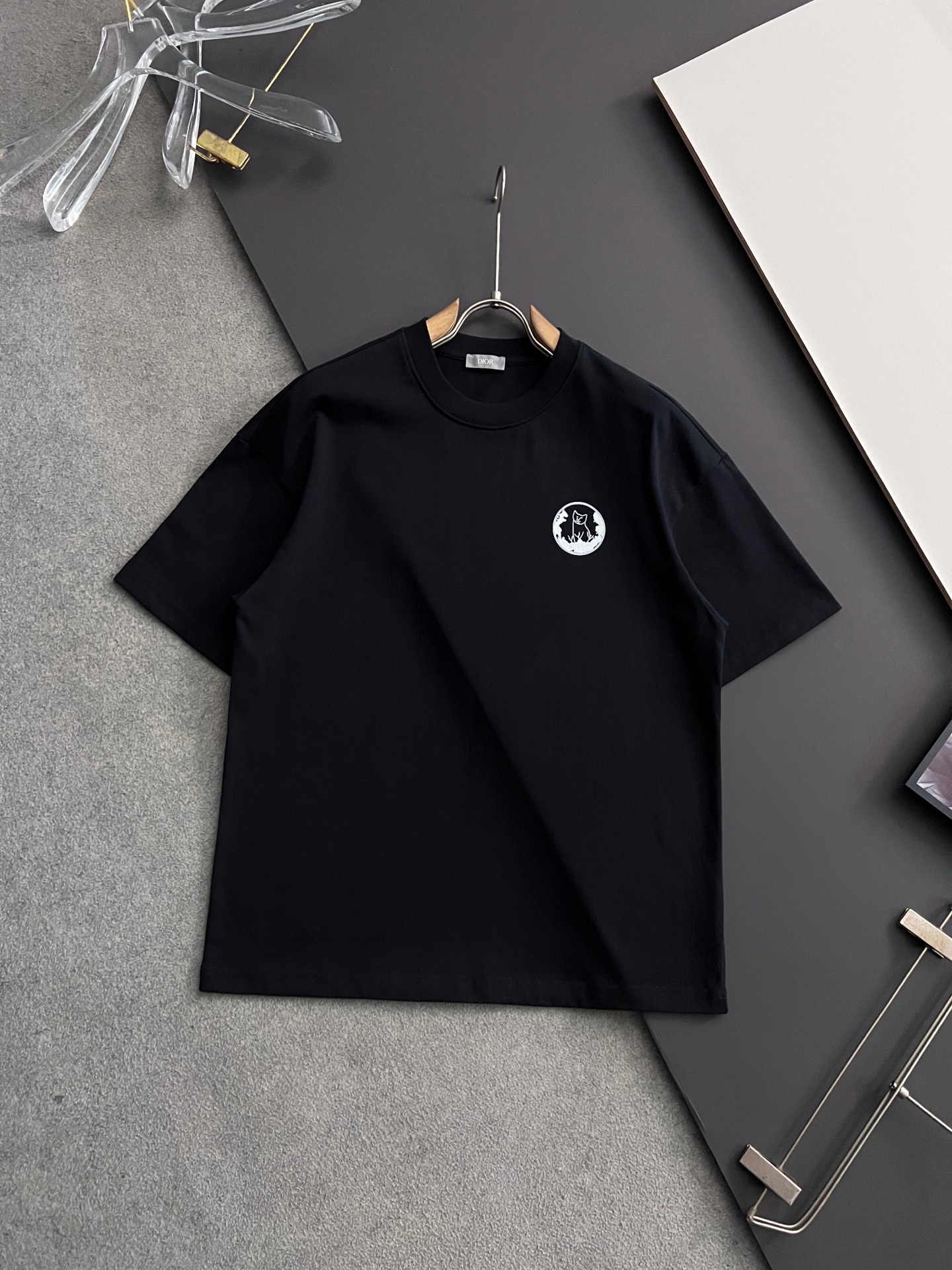 NO:153031,) CD, new short-sleeved T-shirt for men and women in spring and summer!  Fashionable casual short-sleeved T-shirt with catwalk patterns!  Design logo embroidery design!  The most designed and selected customer-supplied 310g of cotton fabric, which feels soft and skin-friendly, is comfortable and breathable, and is not picky about the physical objects. The real thing will definitely make you love it!  Loose, small, shoulder-dead round neck cut, genderless couple mixed styles, opening up a new fashion charm!  Differentiate the market version of the high-end custom series!  Size S- XXL, T-shirt,tees,t-shirt,alexander wang19860909）CD、 春夏新款男女同款短袖T恤！走秀图案时尚休闲短袖T恤衫！设计logo刺绣设计！极具设计精选客供310克全棉面料,手感柔软亲肤,着身舒适透气性都无法挑剔,实物绝对会让你爱不释手！宽松小落肩的圆领版型裁剪,无性别主义的情侣混穿款式,打开全新的时装新韵味！区别市场版本高定系列！尺码S- XXL,,T-shirt,tees，t-shirt,alexander wang,Men's clothing