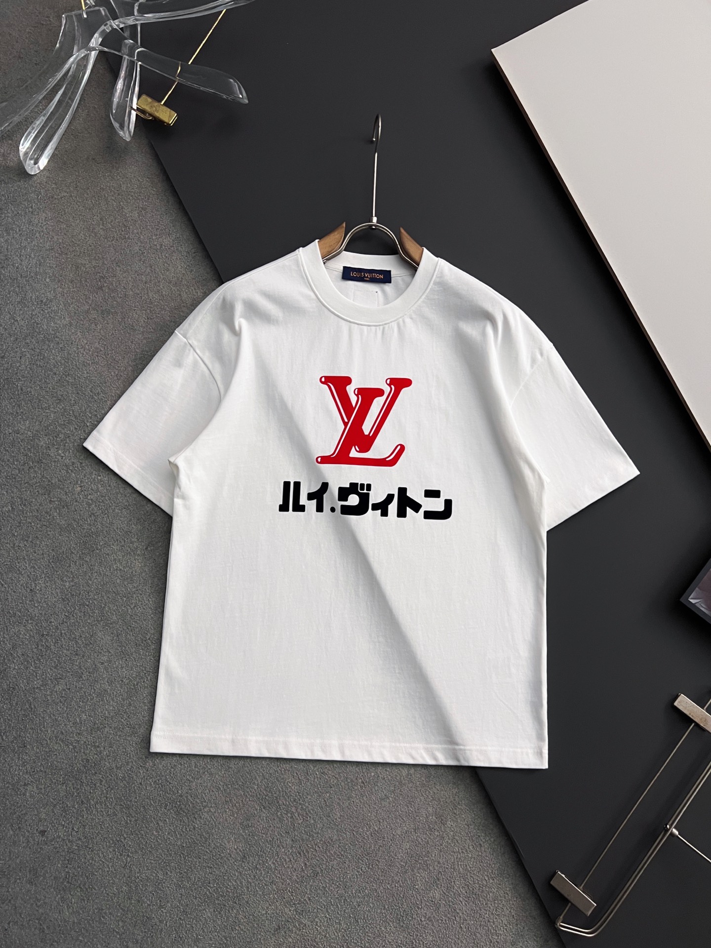 NO:153036,) 1V, new spring and summer short-sleeved T-shirt for men and women!  Fashionable casual short-sleeved T-shirt with catwalk patterns!  Design logo embroidery design!  The most designed and selected customer-supplied 310g of cotton fabric, which feels soft and skin-friendly, is comfortable and breathable, and is not picky about the physical objects. The real thing will definitely make you love it!  Loose, small, shoulder-dead round neck cut, genderless couple mixed styles, opening up a new fashion charm!  Differentiate the market version of the high-end custom series!  Size S- XXL, T-shirt,tees,t-shirt,alexander wang19860909）1V、 春夏新款男女同款短袖T恤！走秀图案时尚休闲短袖T恤衫！设计logo刺绣设计！极具设计精选客供310克全棉面料,手感柔软亲肤,着身舒适透气性都无法挑剔,实物绝对会让你爱不释手！宽松小落肩的圆领版型裁剪,无性别主义的情侣混穿款式,打开全新的时装新韵味！区别市场版本高定系列！尺码S- XXL,,T-shirt,tees，t-shirt,alexander wang,Men's clothing