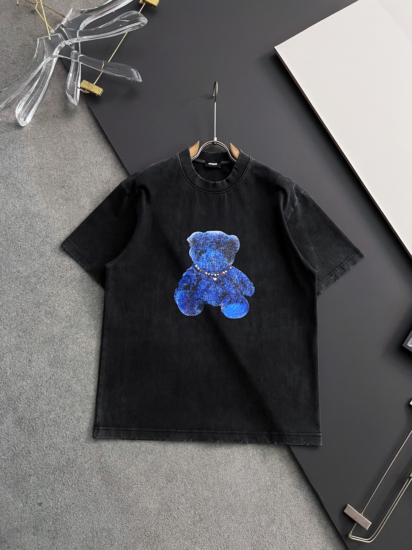 NO:153042,) Well*, new spring and summer short-sleeved T-shirts for men and women!  Fashionable casual short-sleeved T-shirt with catwalk patterns!  Design logo embroidery design!  The most designed and selected customer-supplied 310g of cotton fabric, which feels soft and skin-friendly, is comfortable and breathable, and is not picky about the physical objects. The real thing will definitely make you love it!  Loose, small, shoulder-dead round neck cut, genderless couple mixed styles, opening up a new fashion charm!  Differentiate the market version of the high-end custom series!  Size S- XXL, T-shirt,tees,t-shirt,alexander wang19860909）Well*、 春夏新款男女同款短袖T恤！走秀图案时尚休闲短袖T恤衫！设计logo刺绣设计！极具设计精选客供310克全棉面料,手感柔软亲肤,着身舒适透气性都无法挑剔,实物绝对会让你爱不释手！宽松小落肩的圆领版型裁剪,无性别主义的情侣混穿款式,打开全新的时装新韵味！区别市场版本高定系列！尺码S- XXL,,T-shirt,tees，t-shirt,alexander wang,Men's clothing