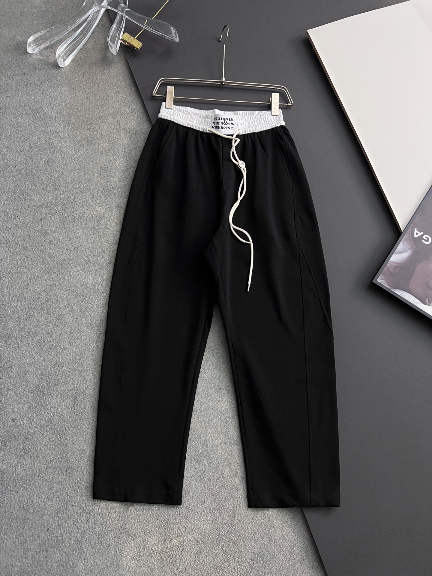 NO:155850,) MM6* and 2025Ss hot casual pants are loose and lazy. The new interpretation of aesthetics interprets the rich style of style and style, with a strong sense of detail and design. The classic brand logo is used as a color combination to interpret the classic brand fashion, adding luster to the overall shape. Imported fabrics are soft and comfortable. The inner woven surface is flat and breathable, simple and unique charm. European trade channels, Italian overseas warehouse straight hair, and overseas boutique limited sales. The new casual and fashionable sweatpants in spring and summer, this sweatpants adopt the design of a big brand to create a fashionable and trendy style, with exquisite details and in place, showing super high quality.  The trousers are decorated with iconic brand embroidery to highlight the brand style and create fashionable and diverse styles. The imported fabric is carefully crafted, soft and comfortable, and is a pair of pants that are comfortable for both home and out. You can go out with a casual jacket and sweatshirt~ Size: M-3XL,,masion margiela,hoodie,sweatshirts,jackets & coats,alexander wang19860909）MM6*、2025Ss爆款休闲裤宽松慵懒风 美学的焕新诠释,演绎浓郁的格调型时尚风范,细节感和设计感强悍.经典品牌标识做为色彩搭配,演绎经典的品牌时尚,为整体造型增光添彩.进口面料,柔软舒适.内里织面平整透气性极佳,简洁而富有独特魅力. 欧洲贸易渠道,意大利海外仓直发,海外精品限定销售.25春夏新款休闲时尚卫裤,这款卫裤采用大牌的设计打造时尚潮流感,细节处理精致到位,展现超高的品质. 裤身上点缀标志性品牌标识刺绣,彰显品牌格调,打造时尚多样的造型.进口面料精心打造,柔软舒适,是居家和外出都很舒适的一款裤子,随便搭个外套卫衣就可以出门啦~ 尺码:M-3XL,,masion margiela,hoodie,sweatshirts,jackets & coats,alexander wang,Men's clothing