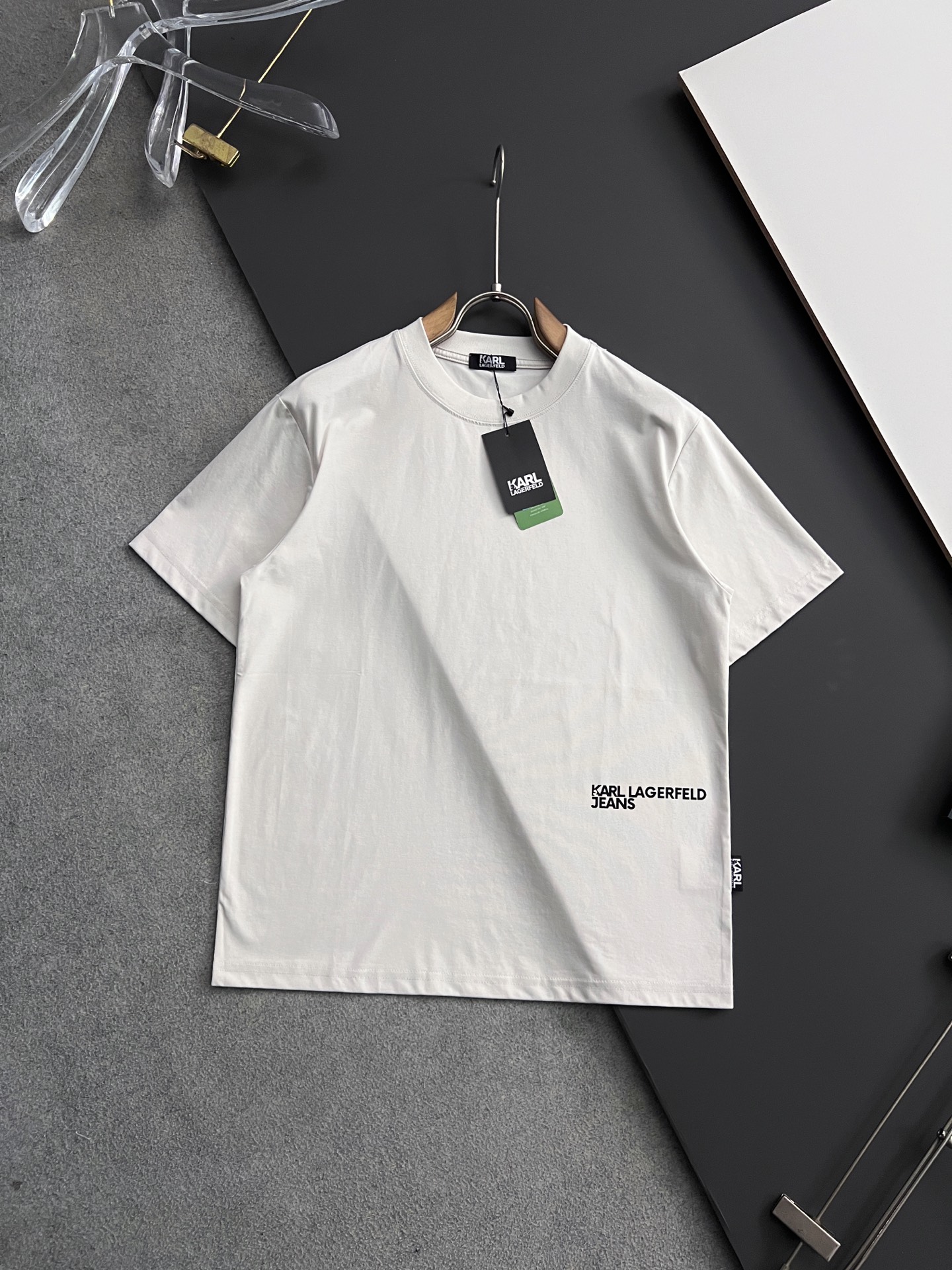 NO:155860,) 2025 exclusive · New product!  Karl* hot product] DuPont Sorona Fabric Black Technology, a hot product in the United States) short-sleeved spring and summer, simple basic wardrobe artifact, casual and versatile must-have) first-class workmanship and line texture, two colors recommended) slightly loose version [Strong] S-XXL),, T-shirt, alexander wang19860909）2025独家·新品！Karl*爆款】美国杜邦公司所罗纳面料黑科技）爆款现货春夏短袖,简约基础衣橱神器, 休闲百搭必备款）做工走线质感一流,两色推荐）微宽松版型[强]码数S- XXL）,,T-shirt,alexander wang,Men's clothing