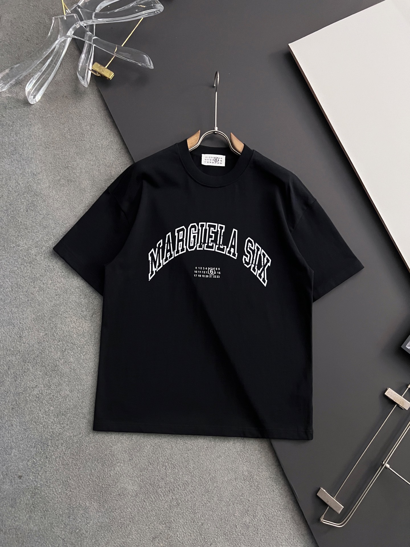 NO:155828,)MM6, 2025 spring and summer new short-sleeved T-shirt for men and women!  Fashionable casual short-sleeved T-shirt with catwalk patterns!  Design logo embroidery design!  The most designed and selected customer-supplied 310g of cotton fabric, which feels soft and skin-friendly, is comfortable and breathable, and is not picky about the physical objects. The real thing will definitely make you love it!  Loose, small, shoulder-dead round neck cut, genderless couple mixed styles, opening up a new fashion charm!  Differentiate the market version of the high-end custom series!  Size S- XXL,,masion margiela,T-shirt,tees,t-shirt,alexander wang19860909）MM6、 2025春夏新款男女同款短袖T恤！走秀图案时尚休闲短袖T恤衫！设计logo刺绣设计！极具设计精选客供310克全棉面料,手感柔软亲肤,着身舒适透气性都无法挑剔,实物绝对会让你爱不释手！宽松小落肩的圆领版型裁剪,无性别主义的情侣混穿款式,打开全新的时装新韵味！区别市场版本高定系列！尺码S- XXL,,masion margiela,T-shirt,tees，t-shirt,alexander wang,Men's clothing