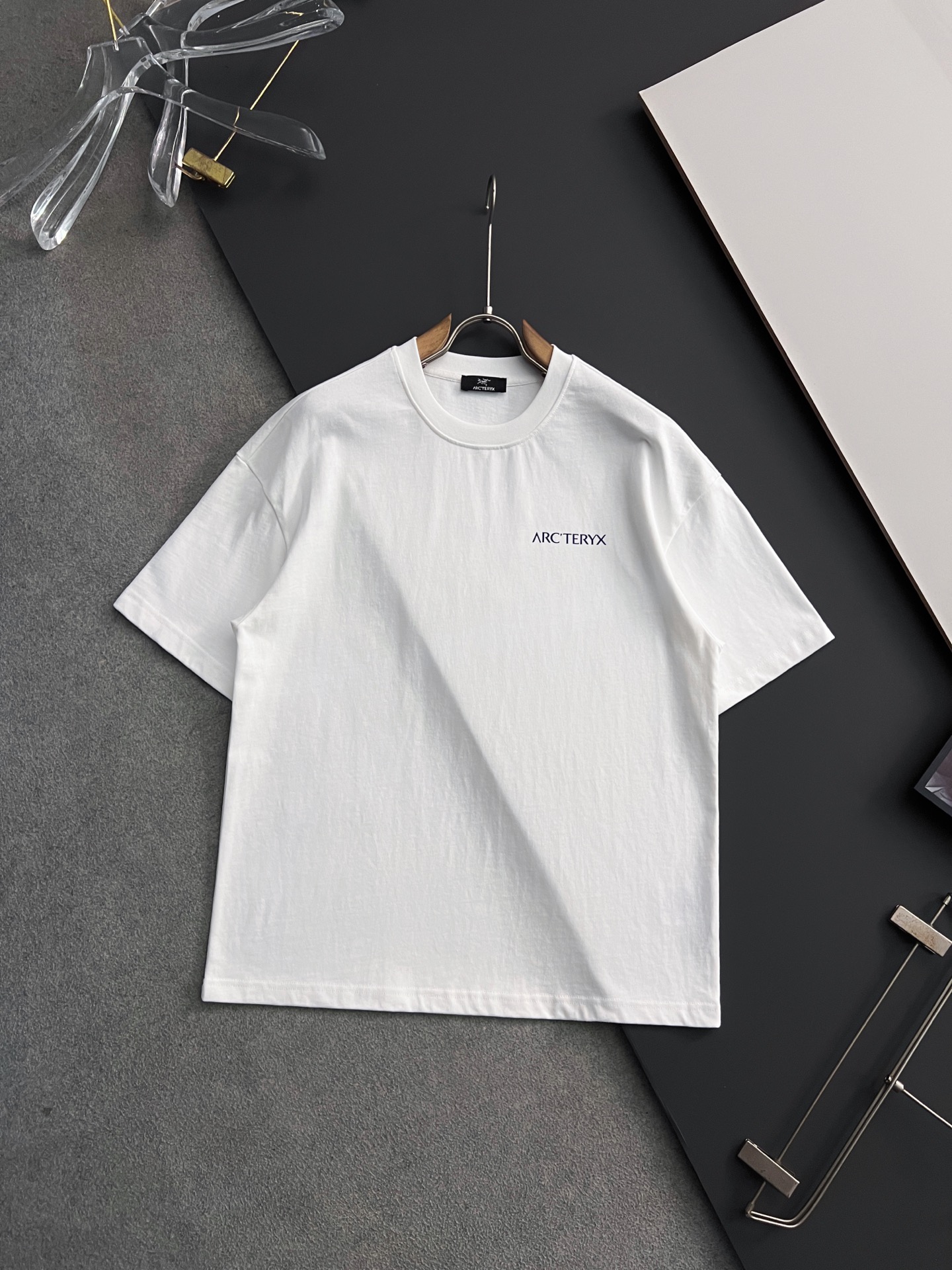 NO:155833,) The ancestor, the new short-sleeved T-shirt for men and women in spring and summer 2025!  Fashionable casual short-sleeved T-shirt with catwalk patterns!  Design logo embroidery design!  The most designed and selected customer-supplied 310g of cotton fabric, which feels soft and skin-friendly, is comfortable and breathable, and is not picky about the physical objects. The real thing will definitely make you love it!  Loose, small, shoulder-dead round neck cut, genderless couple mixed styles, opening up a new fashion charm!  Differentiate the market version of the high-end custom series!  Size S- XXL, T-shirt,tees,t-shirt,alexander wang19860909）始祖、 2025春夏新款男女同款短袖T恤！走秀图案时尚休闲短袖T恤衫！设计logo刺绣设计！极具设计精选客供310克全棉面料,手感柔软亲肤,着身舒适透气性都无法挑剔,实物绝对会让你爱不释手！宽松小落肩的圆领版型裁剪,无性别主义的情侣混穿款式,打开全新的时装新韵味！区别市场版本高定系列！尺码S- XXL,,T-shirt,tees，t-shirt,alexander wang,Men's clothing