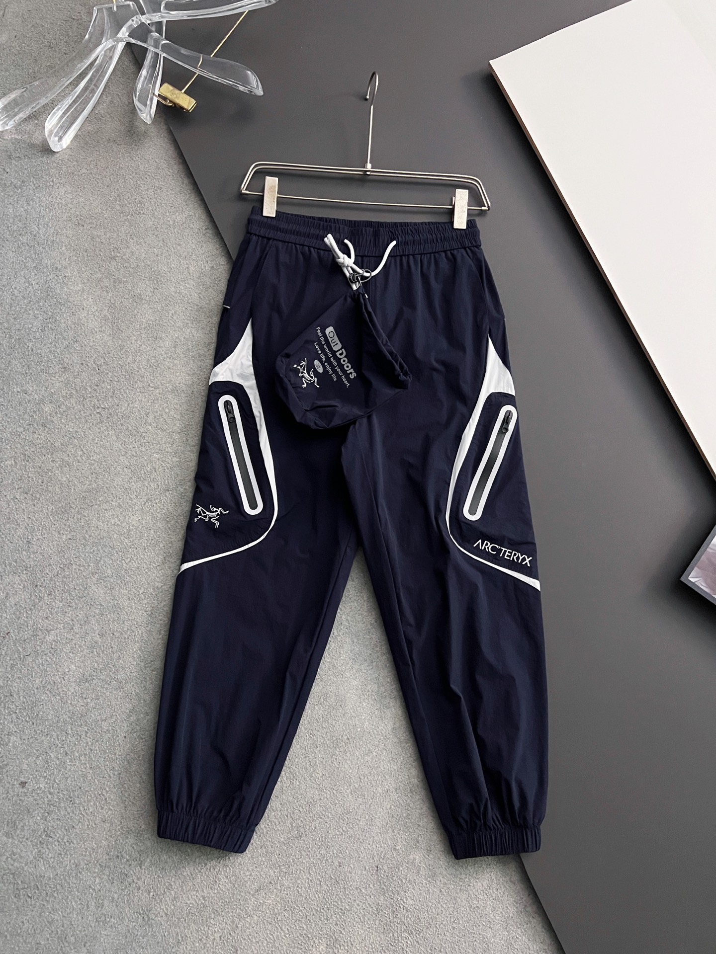 NO:155838,) Original, 25Ss new casual sports pants. It uses custom copper-ammonia air-layer blended fabric, anti-wrinkle, non-stick gray and anti-static, and has a stylish upper body; a slightly wide-size design, three-dimensional cutting and splicing, lengthening the leg lines, making it look taller and slimmer; an elastic waistband design, freely retracted and suitable for various styles; a brand logo is decorated with a back pocket, which is extremely recognizable; a casual pants suitable for wearing in various occasions, with a very outstanding upper body. Size M-2XL,,alexander wang19860909）始祖、25Ss新款休闲运动裤.采用定制铜氨丝空气层混纺面料,抗皱不粘灰抗静电,立挺上身有型；微阔版型设计,立体裁剪拼接,拉长腿部线条,显高显瘦；松紧腰带设计,收放自如,适合凹各种造型；后兜饰以品牌logo,辨识度极高；一款适合多种场合穿搭的休闲裤,上身绝绝子.尺码M-2XL,,alexander wang,Men's clothing