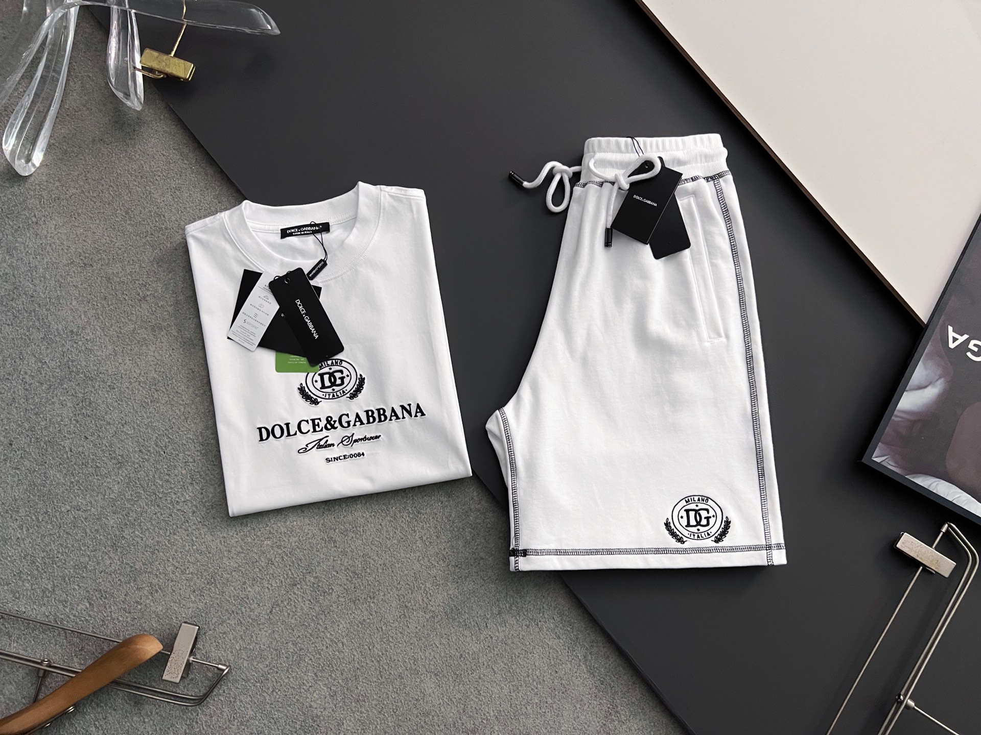 NO:155843,) Set DG, 2025 spring and summer new short-sleeved T-shirt for men and women!  Logo embroidery design!  The most designed and selected customer-supplied cotton fabrics are soft and skin-friendly, comfortable and breathable, and you can’t picky about the physical objects!  Loose, small, shoulder-dead round neck cut, genderless couple mixed styles, opening up a new fashion charm!  Differentiate the market version of the high-end custom series!  Size S- XXL, Dolce & Gabbana, T-shirt,tees, t-shirt,alexander wang19860909）套装DG、 2025春夏新款男女同款短袖T恤！logo刺绣设计！极具设计精选客供全棉面料,手感柔软亲肤,着身舒适透气性都无法挑剔,实物绝对会让你爱不释手！宽松小落肩的圆领版型裁剪,无性别主义的情侣混穿款式,打开全新的时装新韵味！区别市场版本高定系列！尺码S- XXL,,Dolce&Gabbana,T-shirt,tees，t-shirt,alexander wang,Men's clothing