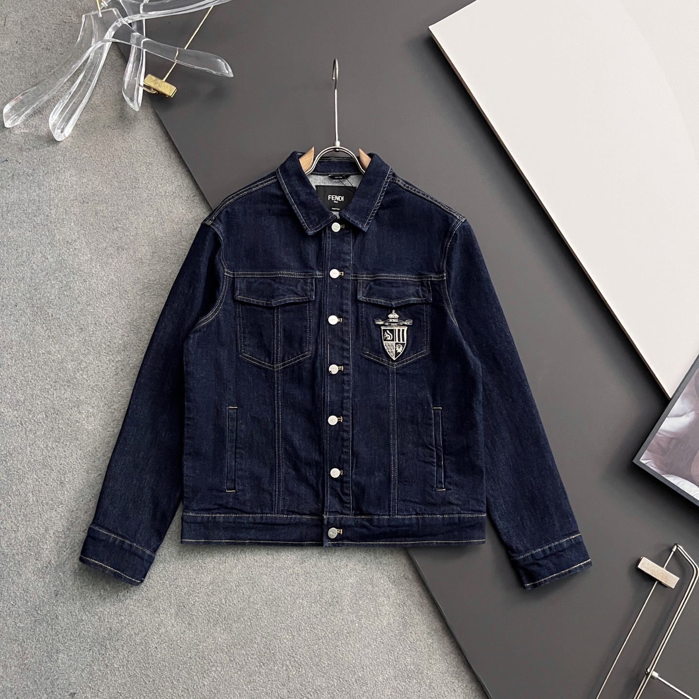 NO:154988,) FD25SS new denim jacket The denim top is equipped with a flip chest pocket. The rear waist is equipped with vertical side patch pockets and adjustable side straps. Logo nail button closure. Dark blue denim fabric material. FENDI seal is embroidered on the chest. Top size 46 48 50 52,,fendi,alexander wang19860909）FD25SS新款牛仔衣 牛仔上衣配有翻盖胸袋.后腰部配竖向侧贴袋和可调节侧带.徽标钉饰纽扣开合.深蓝色牛仔面料材质.胸前绣有FENDI饰章. 上衣码数46 48 50 52,,fendi,alexander wang,Men's clothing