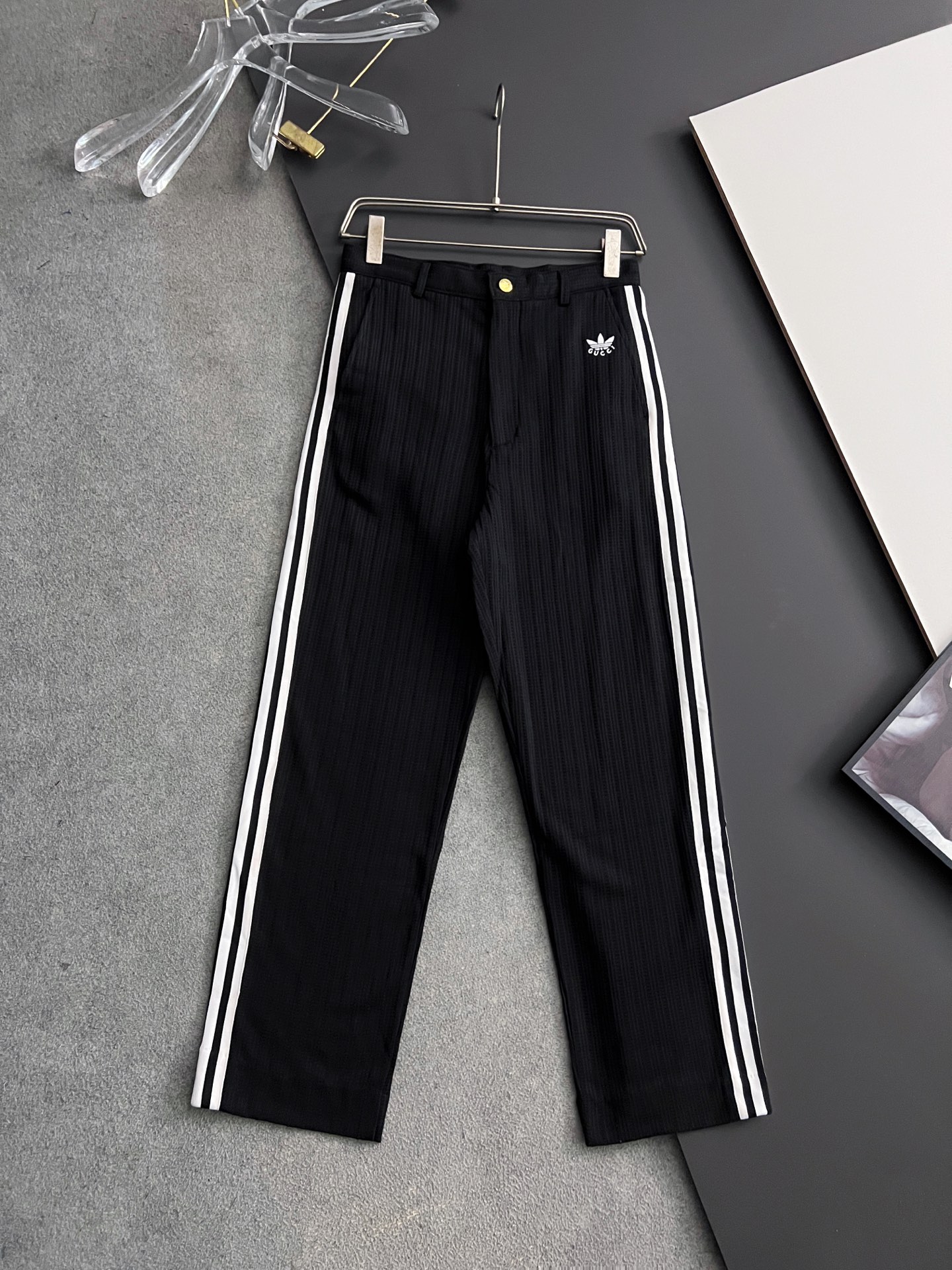 NO:154992,) Guci x Adias co-branded model, side webbing embroidered logo trousers series, made of 420G double-strand sweatshirt fabric, exquisite workmanship, all accessories are specially customized for mold opening, time-consuming and labor-intensive, high-volume high-density cotton fabric, comfortable to touch, complete three standards, same model for men and women, size 30.31.32.33.34.36,,gucci,hoodie, sweatshirts, alexander wang19860909）Guci x Adias联名款,侧边织带刺绣logo款长裤系列,采用420G双股卫衣面料定制而成,做工精致,所有辅料配件专门开模定制,费时费工,采用高支数高密度全棉面料,手感舒适,三标齐全 男女同款 尺码30.31.32.33.34.36,,gucci,hoodie,sweatshirts,alexander wang,Men's clothing