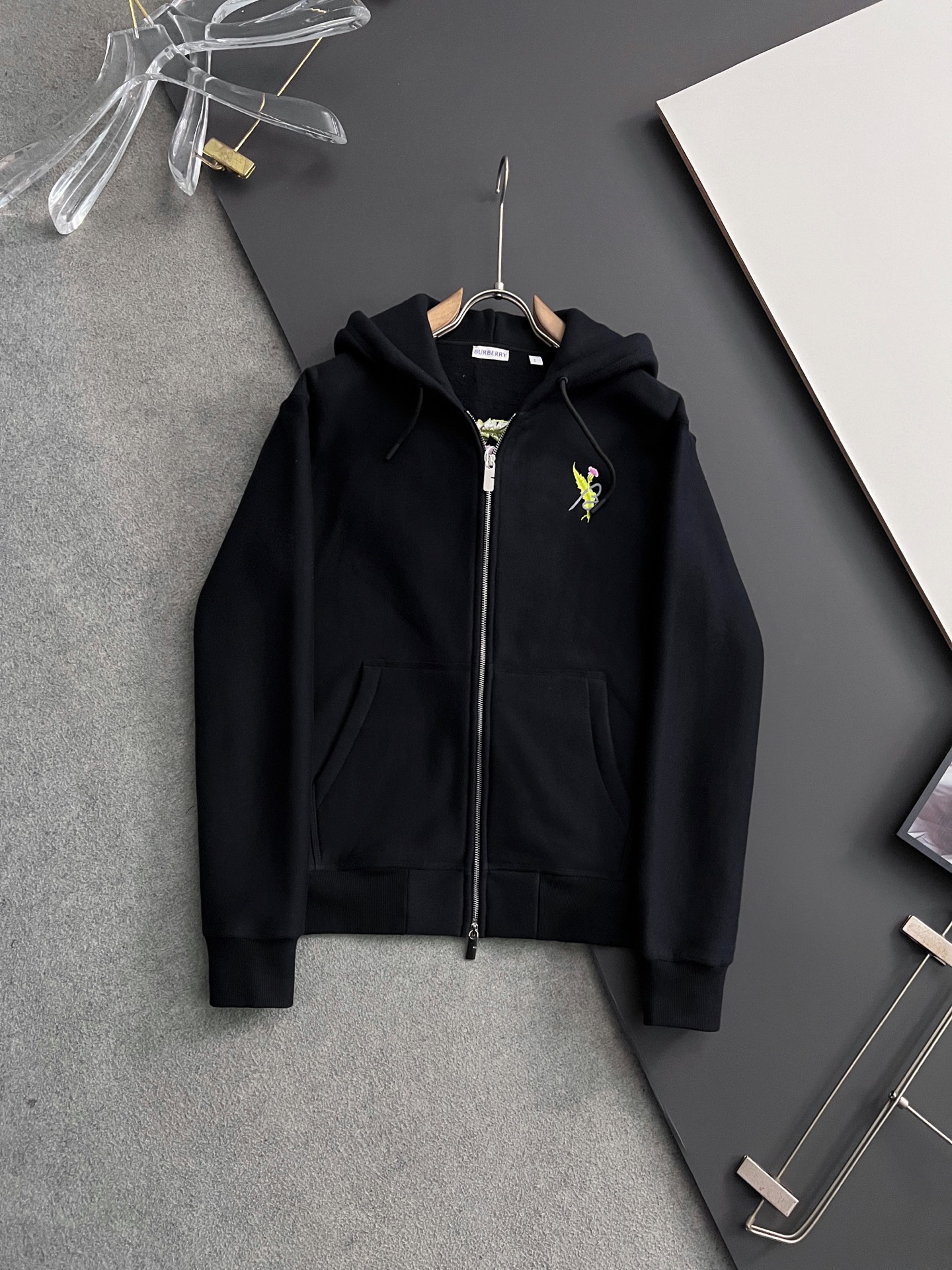 NO:154997,) Bur*25ss new Thistle Logo Cotton-blend Zipper Hoodie This heavy craftsmanship hoodie is made of medium-thick cotton-blend fabric. Decorate the brand logo and thistle flower wreath embroidery, inspired by the brand's collection style, and was originally unveiled in 1988. It is embroidered with a B-shaped zipper head, giving it a casual style. Detailed two-way zipper opening and closing, drawstring hood, storage pocket, rib knitted decoration, Burberry letter embroidery logo on the back, the same style as men and women, highly recommended!  (Warm reminder, wash water separately before wearing) S M L XL, burberry, hats, alexander wang19860909）Bur*25ss新款蓟花徽标棉质混纺拉链连帽衫 这款重磅工艺连帽衫选用中厚棉质混纺面料打造.装饰品牌徽标与蓟花花环刺绣,灵感源自品牌典藏款式,最初亮相于1988年.点缀B字型拉链头,呈现休闲版型.细节双向拉链开合,抽绳式连帽,收纳口袋,罗纹针织装饰,后侧饰有Burberry字母刺绣徽标,男女同款,强烈推荐！（温馨提示建议穿着前单独先洗水） 码数S M L XL,,burberry,hats,alexander wang,Men's clothing