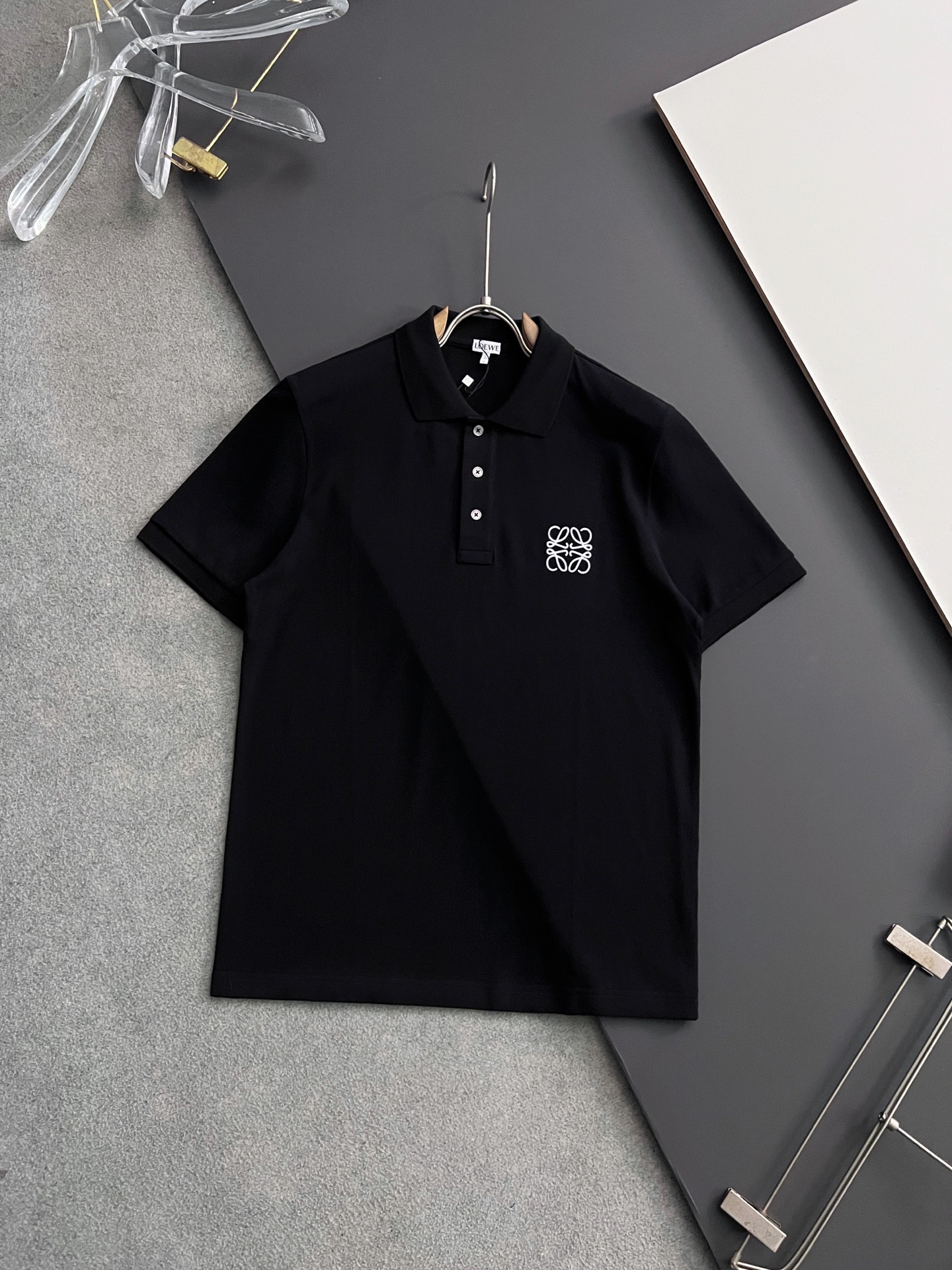 NO:155002,) LOEW*25ss new polo, this polo shirt is made of beaded floor fabric, with exclusive LOEWE embroidery technology on the chest, complete three standards, uniform, delicate and soft fabric, comfortable to wear, and easily create a cool summer feel, the same style for men and women, highly recommended!  Color black white Number of codes: S M L XL, loewe, alexander wang19860909）LOEW*25ss新款polo,这款polo衫采用珠地面料制作而成,胸前独家LOEWE绣花工艺 ,三标齐全 面料匀均细致柔软 ,穿着舒度适高,轻松打造夏日潮酷感 ,男女同款,强烈推荐！ 颜色黑色 白色 码数:S M L XL,,loewe,alexander wang,Men's clothing