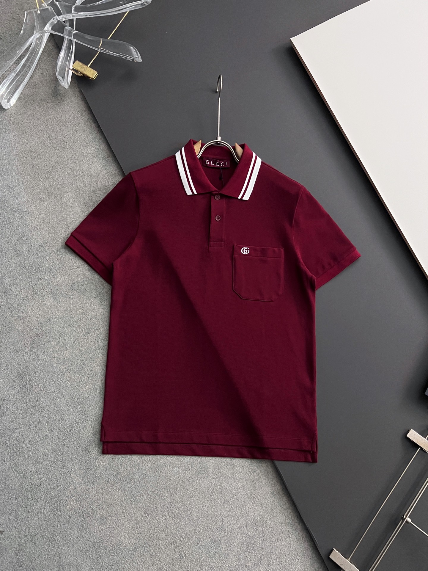 NO:155007,)Gucc* 2025 new double G embroidered polo shirt, the series offers a variety of classic style items. The knitted sweaters and polo shirts are soft in texture, and they are introverted and ingenious details, making daily styles more charming. This regular version of the polo shirt is presented with elastic bead-floor cotton, and is matched with contrasting double G embroidery and neckline webbing details, making it more exquisite and interesting. Shell button engraved with GUCC English letters, exquisite and unique, and the style is very fashionable and generous. It is a must-have item for men. It is highly recommended!  Color black wine red royal blue white code S M L XL, gucci, alexander wang19860909）Gucc* 2025新款双G刺绣polo衫,系列挚献多款经典风格单品,针织衫和Polo衫质感柔软,以内敛巧致细节出彩,令日常造型更显迷人.这款常规版型 Polo衫以弹力珠地棉匠心呈现,搭配撞色双G刺绣及领口织带细节,更显精巧趣致.贝壳纽扣刻GUCC英文字母,精巧别致,款式非常时尚大方,是男士必备单品,强烈推荐！ 颜色黑色 酒红色 宝蓝色 白色 码数S M L XL,,gucci,alexander wang,Men's clothing
