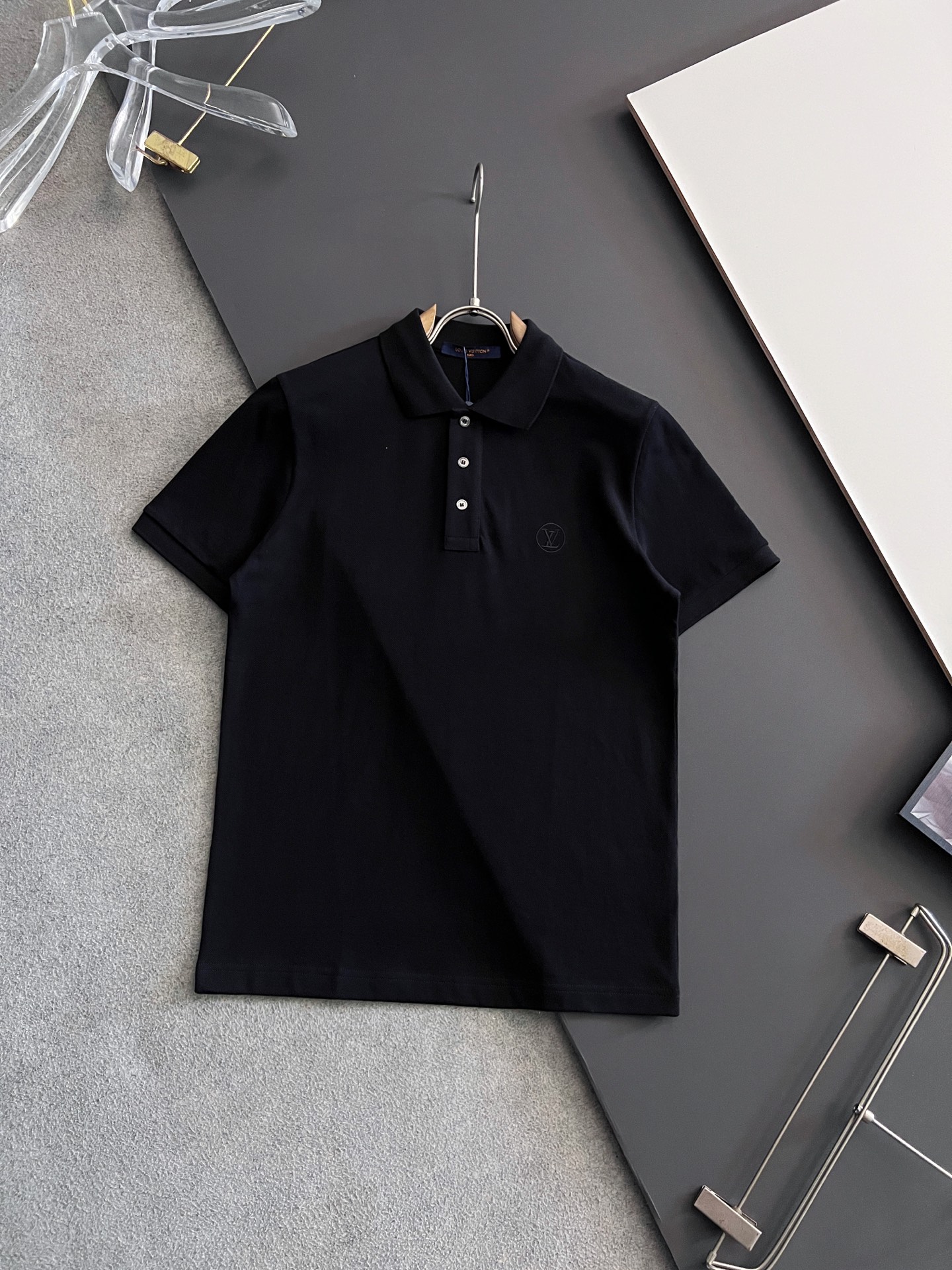 NO:155012,)lv New classic logo letters on the chest LV embroidered logo polo shirt, this one is made of beaded floor fabric, and the pearl shell buttons are engraved with LV exclusive English letters. The fabric is comfortable, durable and easy to wear, fashionable and personalized. It is a super versatile and beautiful style. It is very suitable for both men and women. A must-have model for everyone, tag, collar, washing wheat, three standards are complete, the same style for men and women, highly recommended!  Color: White Black Size: S M L XL,,louis vuitton,alexander wang19860909）lv 新款胸前经典logo字母lv刺绣标识polo衫,这款采用珠地面料制作而成,珍珠贝壳纽扣刻有LV独家英文字母,面料贴肤舒适、耐看又好穿,时尚又个性 超级百搭好看的一款 男女都非常合适 人手必备款,吊牌 领标 水洗麦 三标齐全,男女同款,强烈推荐！ 颜色:白色 黑色 尺码: S M L XL,,louis vuitton,alexander wang,Men's clothing