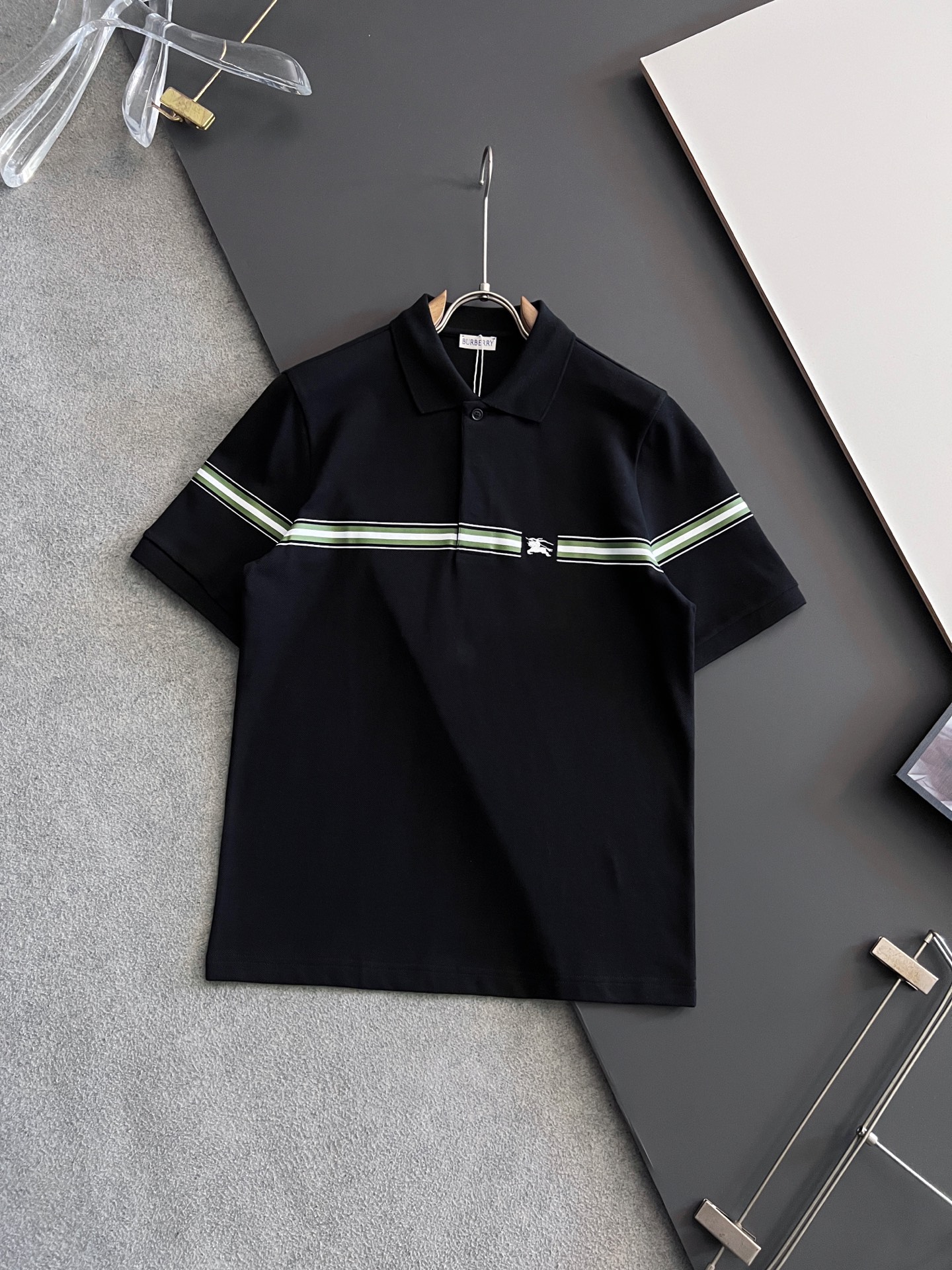 NO:155017,) Bur25's new striped cotton Polo shirt, this one is made of cotton beaded mesh fabric. It is embroidered with Equestrian Knight's logo (EKD) embroidery, striped decoration created by silk screen printing technology, original 1:1 development, buttons are engraved with BB's classic English letters, presenting a slim fit style, novel and unique style, highly recommended!  Color black Ivory white S M L XL, burberry, alexander wang19860909）Bur25新款条纹棉质Polo 衫,这款选用棉质珠地网眼布面料打造.点缀马术骑士徽标(EKD)刺绣,融入丝网印花工艺打造的条纹装饰,原版1:1开发,纽扣刻有bbr家经典英文字母,呈现修身版型,款式新颖独特,强烈推荐！ 颜色黑色 象牙白 码数S M L XL,,burberry,alexander wang,Men's clothing