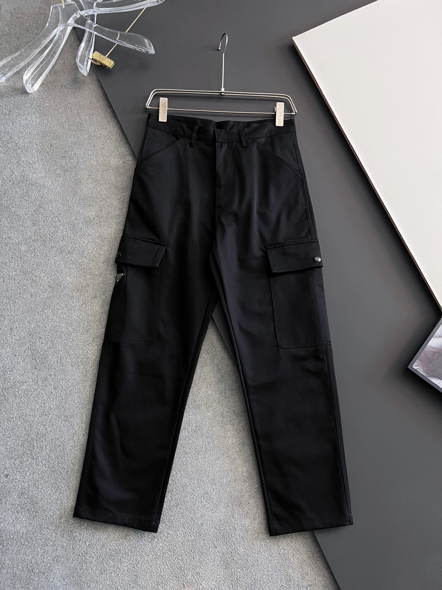 NO:155022,) Prad*25ss new metal micro-label tool set, this tool set is made of classic cotton, the top and pants are classic in tool style, the top has 4 pockets, decorated with triangle metal micro-labels, and snap-button opening and closing in the pocket, which is convenient and practical. The pants are made of wide-legged guards and are individually worn. Decorated with an enamel triangle metal logo, the whole set is super straight, and the upper body is very comfortable, handsome and upscale. Highly recommended!  Tops and pants S M L XL, prada, alexander wang19860909）Prad*25ss新款金属微标工装套装,这款工装套装以经典棉质制作,上衣和裤子以工装版型为经典,上衣有4口袋设计,饰有三角金属微标,口袋处以按扣开合,即方便又实用,裤子以阔腿卫实穿个性.饰以涂珐琅三角形金属徽标,整套版型超正,上身非常舒适帅气上档次.强烈推荐！ 上衣和裤子码数S M L XL,,prada,alexander wang,Men's clothing