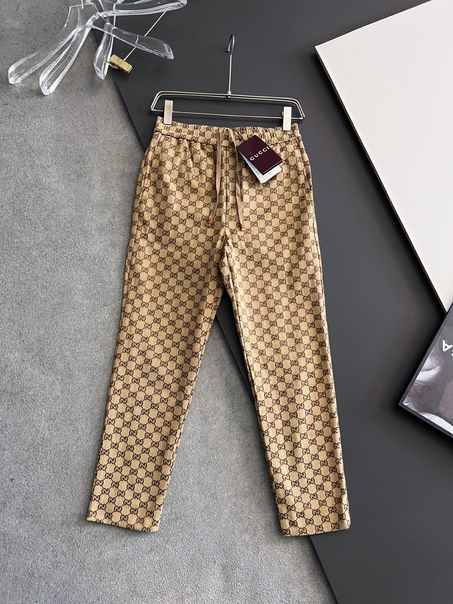 NO:155027,) Gucc*25SS new jacquard cotton canvas trousers. These cotton canvas trousers are integrated with GG pattern elements, matched with drawstring elastic waist, front pocket, and back button flip pocket. They are the 