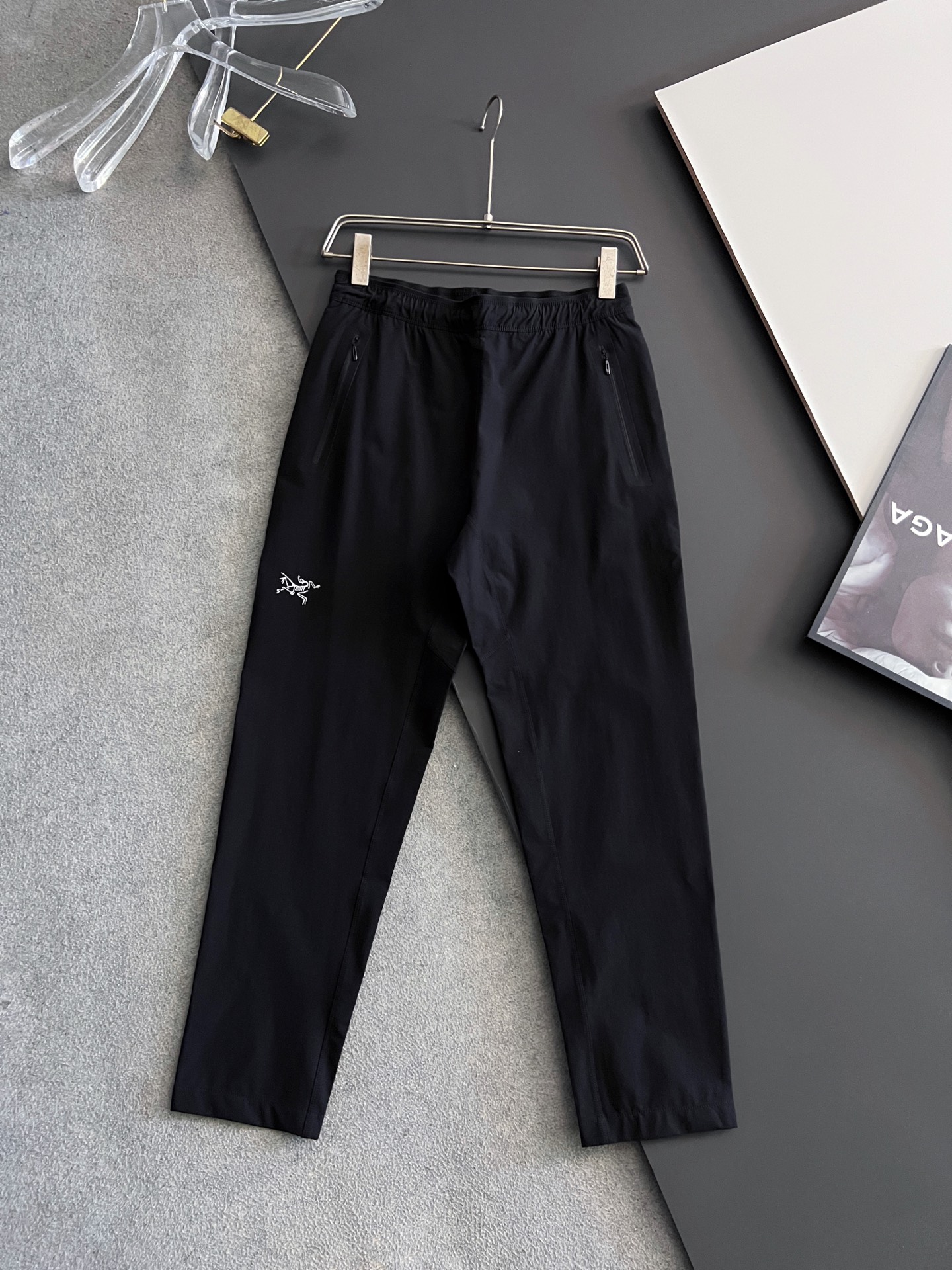 NO:155032,) Original, 25Ss new casual sports pants. It uses custom copper-ammonia air-layer blended fabric, anti-wrinkle, non-stick gray and anti-static, and has a stylish upper body; a slightly wide-fit design, three-dimensional cutting and splicing, lengthening the leg lines, making it look taller and slimmer; an elastic waistband design, freely retracted and suitable for various styles; a brand logo is decorated with a back pocket, which is extremely recognizable; a casual pants suitable for wearing in various occasions, with a very outstanding upper body. Size M-4XL,,alexander wang19860909）始祖、25Ss新款休闲运动裤.采用定制铜氨丝空气层混纺面料,抗皱不粘灰抗静电,立挺上身有型；微阔版型设计,立体裁剪拼接,拉长腿部线条,显高显瘦；松紧腰带设计,收放自如,适合凹各种造型；后兜饰以品牌logo,辨识度极高；一款适合多种场合穿搭的休闲裤,上身绝绝子.尺码M-4XL,,alexander wang,Men's clothing